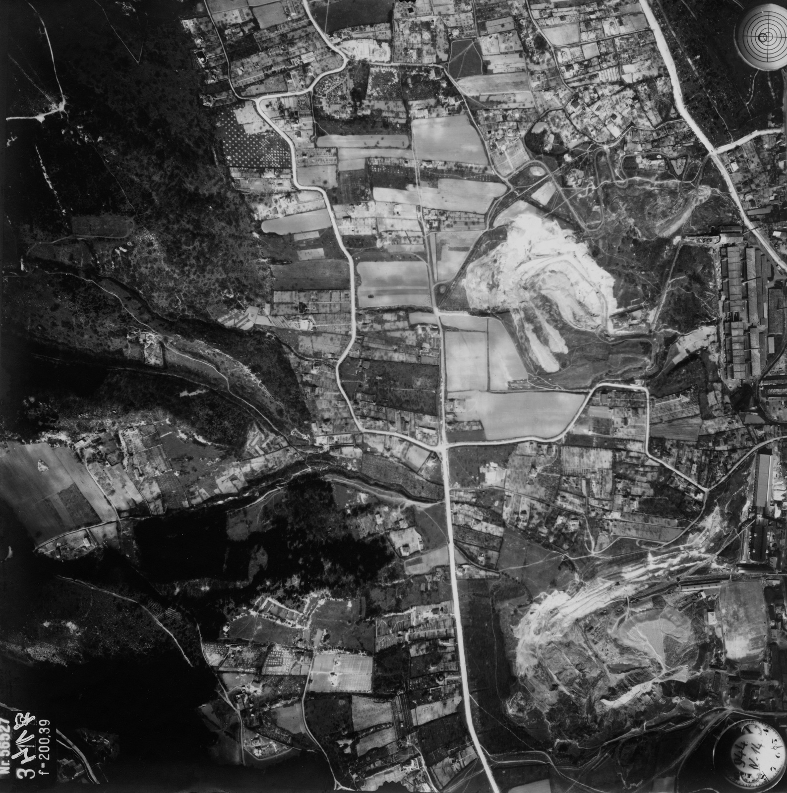 Hungary, Budapest III., légifotó, Remetehegy. Középen a Remetehegyi út és a Máramarosi út - Perényi út találkozása. Jobbra fenn a Farkastorki út mellett a Bohn téglagyár látszik. A felvétel 1944. április 14-én készült., 1944, Magyar Királyi Honvéd Légierő, aerial photo, Budapest, Fortepan #109034