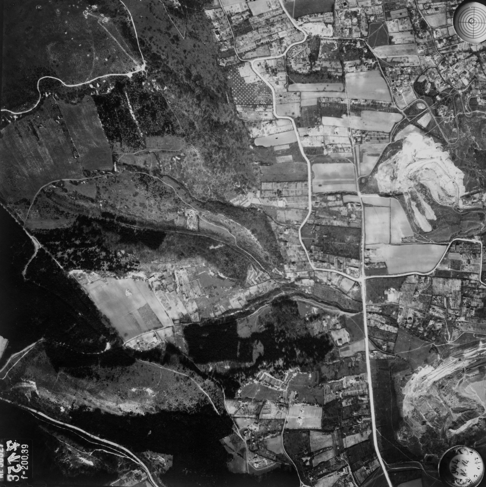 Hungary, Budapest III., légifotó, Remetehegy. Jobbra a Remetehegyi út középtájánál a Máramarosi út - Perényi út találkozása. A felvétel 1944. április 14-én készült., 1944, Magyar Királyi Honvéd Légierő, aerial photo, Budapest, Fortepan #109035