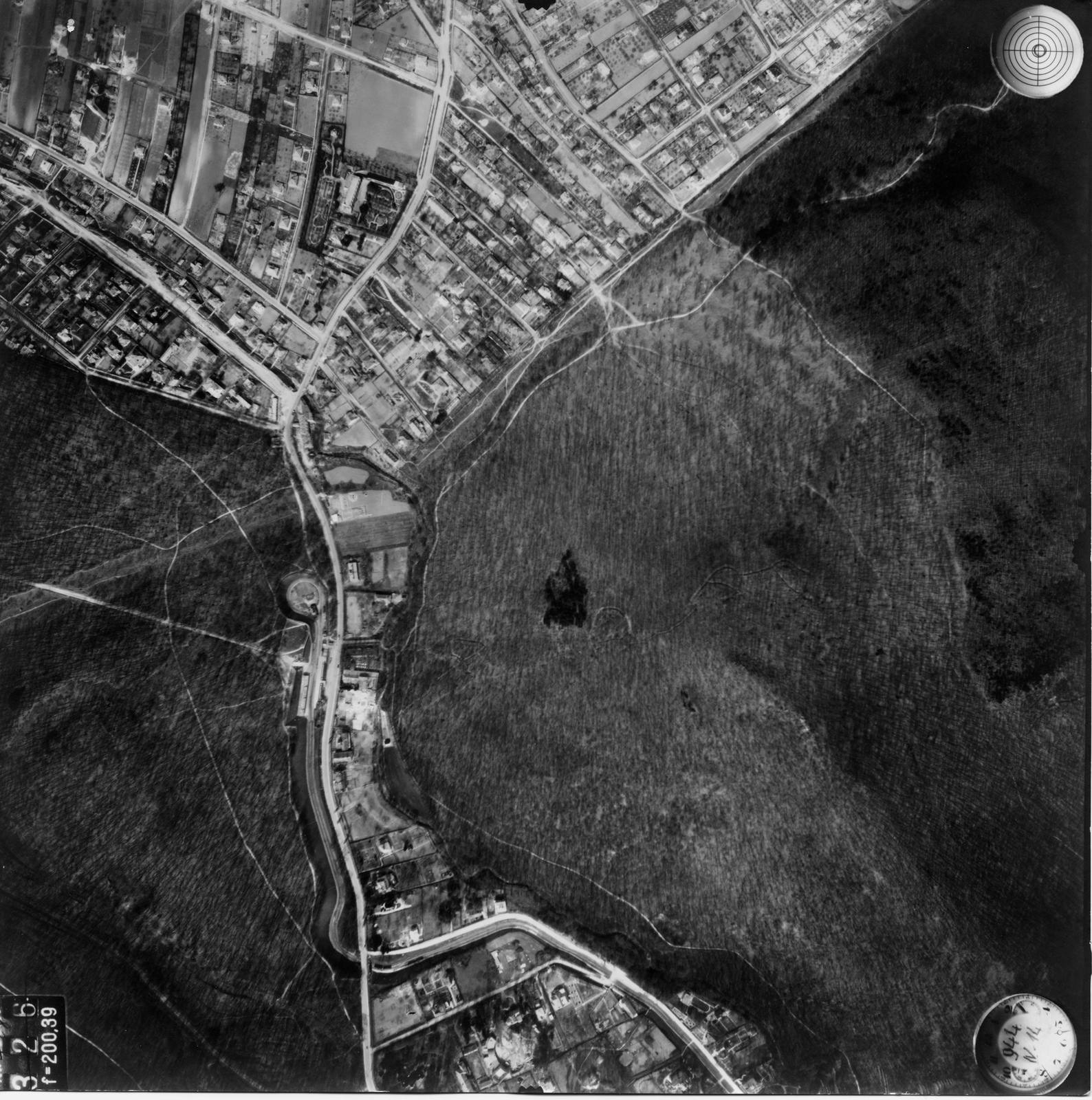 Magyarország, Budapest II., légifotó, Hűvösvölgy. Középen a Hűvösvölgyi (Hidegkúti) út mellett a villamos-végállomás fordulója, lejjebb a Völgy utca betorkolása látszik. Fenn a Máriaremetei út és a Hidegkúti (gróf Klebelsberg Kuno) út elágazásánál Remete-kertváros. A felvétel 1944. április 14-én készült., 1944, Magyar Királyi Honvéd Légierő, légi felvétel, Budapest, Fortepan #109046