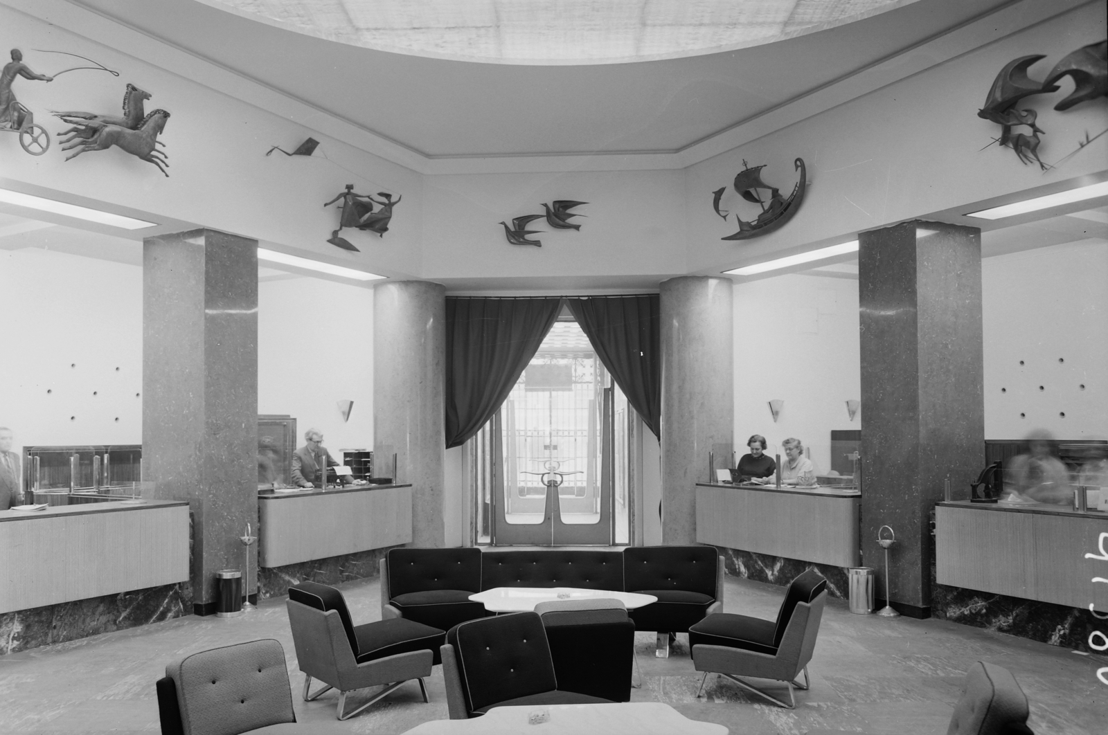 Magyarország, Budapest V., IBUSZ iroda a Ferenciek terén (Felszabadulás tér)., 1960, UVATERV, iroda, szobor, Ibusz, modern design, Budapest, Fortepan #10905