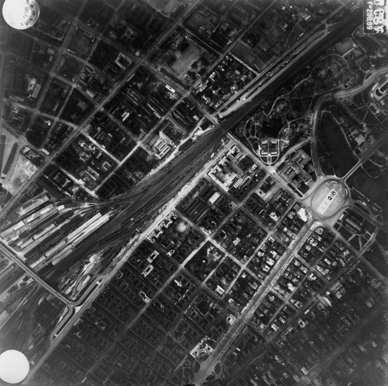 Hungary, Budapest VI.,Budapest XIII.,Budapest XIV., légifotó, alul a Terézváros, balra a Nyugati pályaudvar, felette a Váci út és a Lehel utca vonala, jobbra fent a Hősök tere és a Városliget. A felvétel 1944. április 14-én készült., 1944, Magyar Királyi Honvéd Légierő, aerial photo, Budapest, Fortepan #109058