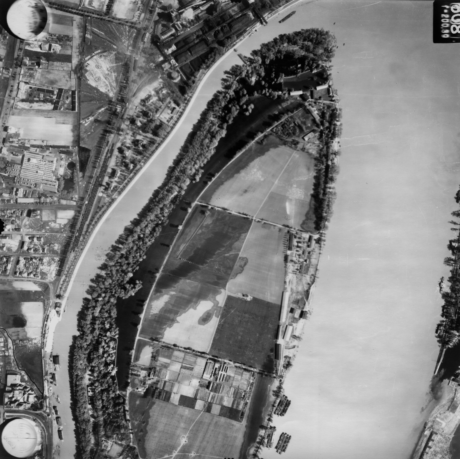 Hungary, Budapest III., légifotó, Óbuda, Hajógyári-sziget. Középen fenn a Gázgyár épületei. A felvétel 1944. április 14-én készült., 1944, Magyar Királyi Honvéd Légierő, aerial photo, Budapest, Fortepan #109067