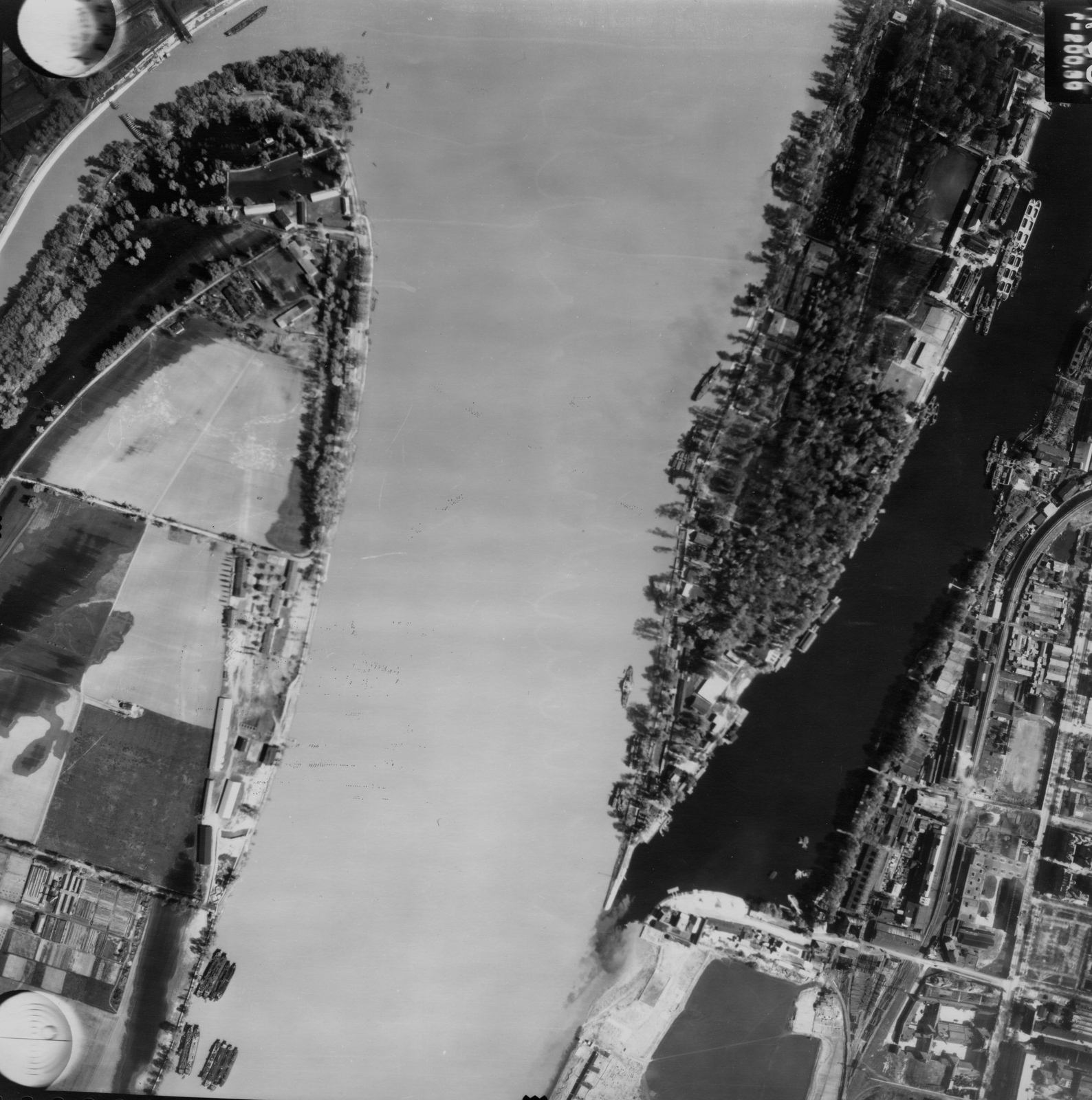 Hungary, Budapest XIII.,Budapest III., légifotó, balra a Hajógyári-sziget, jobbra a Népsziget és az Újpesti-öböl. A felvétel 1944. április 14-én készült., 1944, Magyar Királyi Honvéd Légierő, aerial photo, Budapest, Fortepan #109068