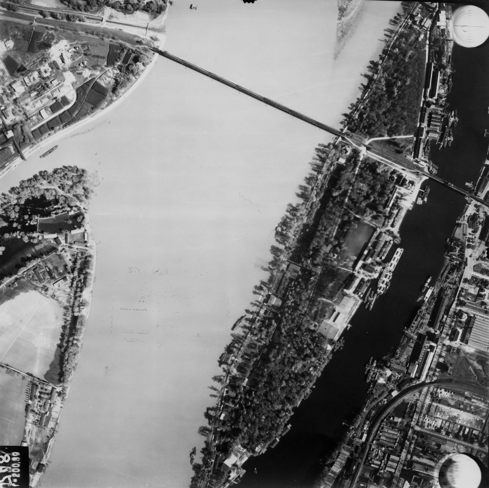 Hungary, Budapest XIII.,Budapest III.,Budapest IV., légifotó. Balra a Hajógyári-sziget északi csúcsa, jobbra a Népsziget és az Újpesti-öböl látszik, keresztben az Újpesti vasúti híd halad. Fenn a Palotai-sziget déli csúcsa van a képen. A budai parton a Gázgyár épületei vannak. A felvétel 1944. április 14-én készült., 1944, Magyar Királyi Honvéd Légierő, aerial photo, Budapest, Fortepan #109072