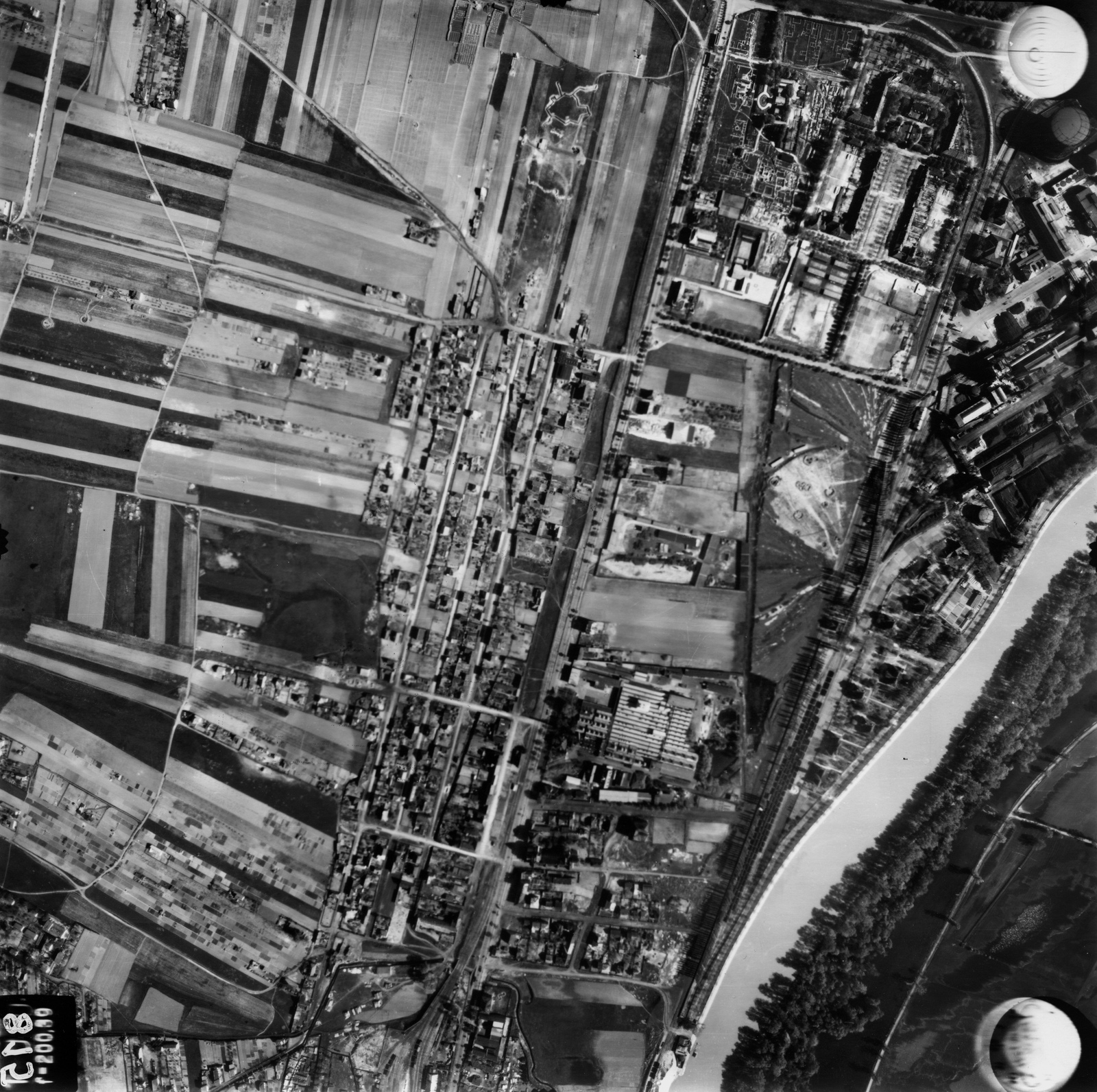 Hungary, Budapest III., légifotó, középen kissé ferdén a Szentendrei út húzódik, tőle jobbra fenn Aquincumi romkert és múzeum. Jobb oldalon a Hajógyári-sziget melletti Duna-ág látszik. A felvétel 1944. április 14-én készült., 1944, Magyar Királyi Honvéd Légierő, aerial photo, Budapest, Fortepan #109074