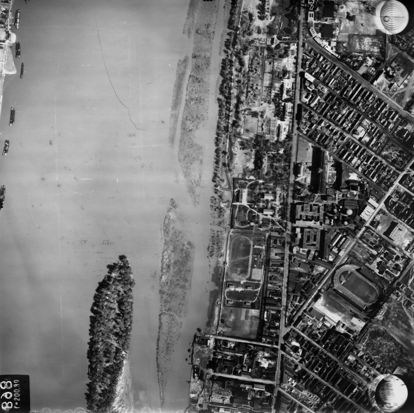 Hungary, Budapest IV., légifotó, középen az újpesti Duna-part (részben árvíz alatt), tőle jobbra függőlegesen a Váci út, majd a Megyeri út, jobbra fent Megyer és a Fóti út., 1944, Magyar Királyi Honvéd Légierő, aerial photo, Budapest, Fortepan #109086