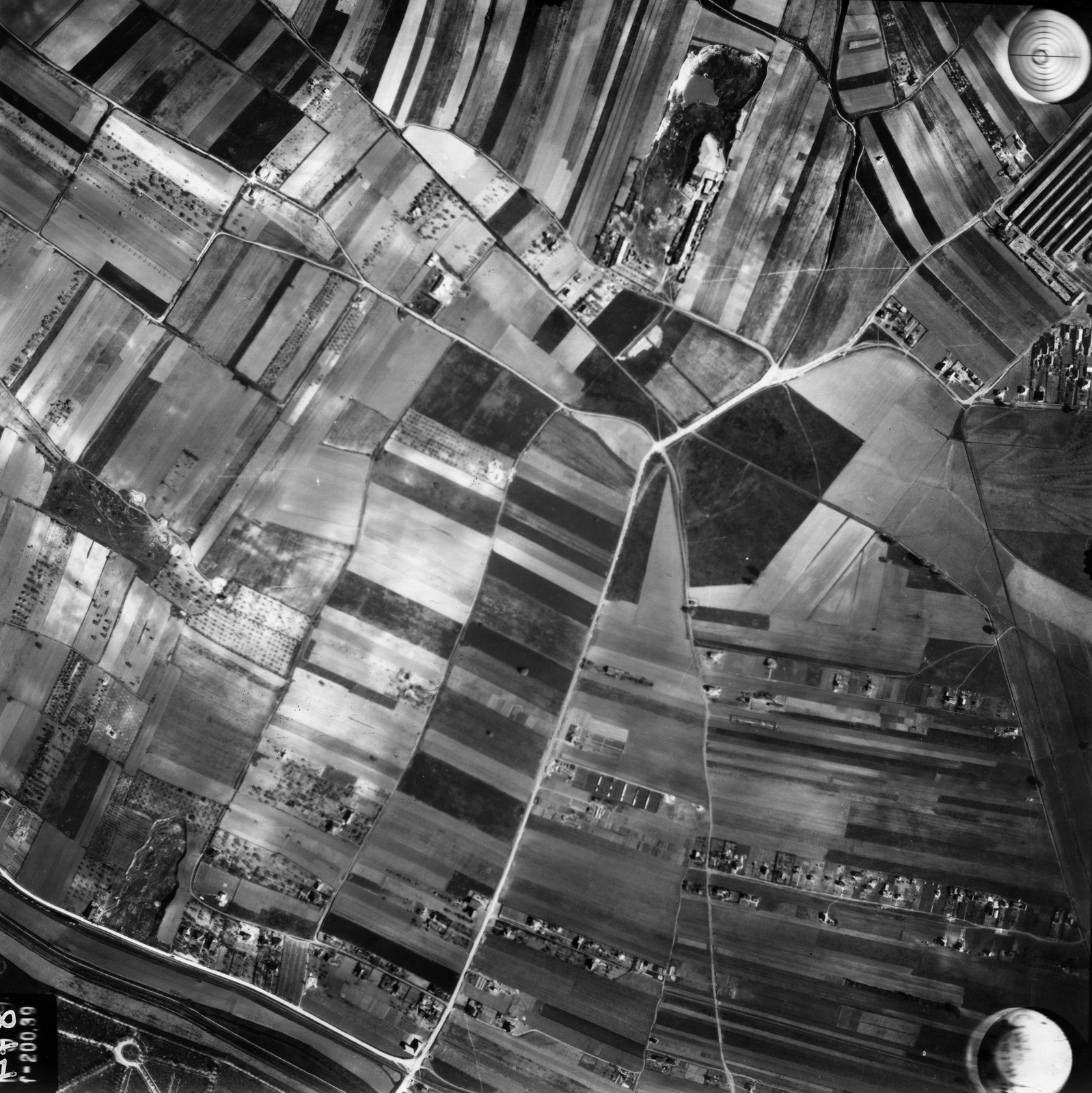 Hungary, Budapest III., légifotó, balra az Aranyhegy, jobbra Mocsárosdűlő, a kettő közt középen az Aranyhegyi út., 1944, Magyar Királyi Honvéd Légierő, aerial photo, Budapest, Fortepan #109089