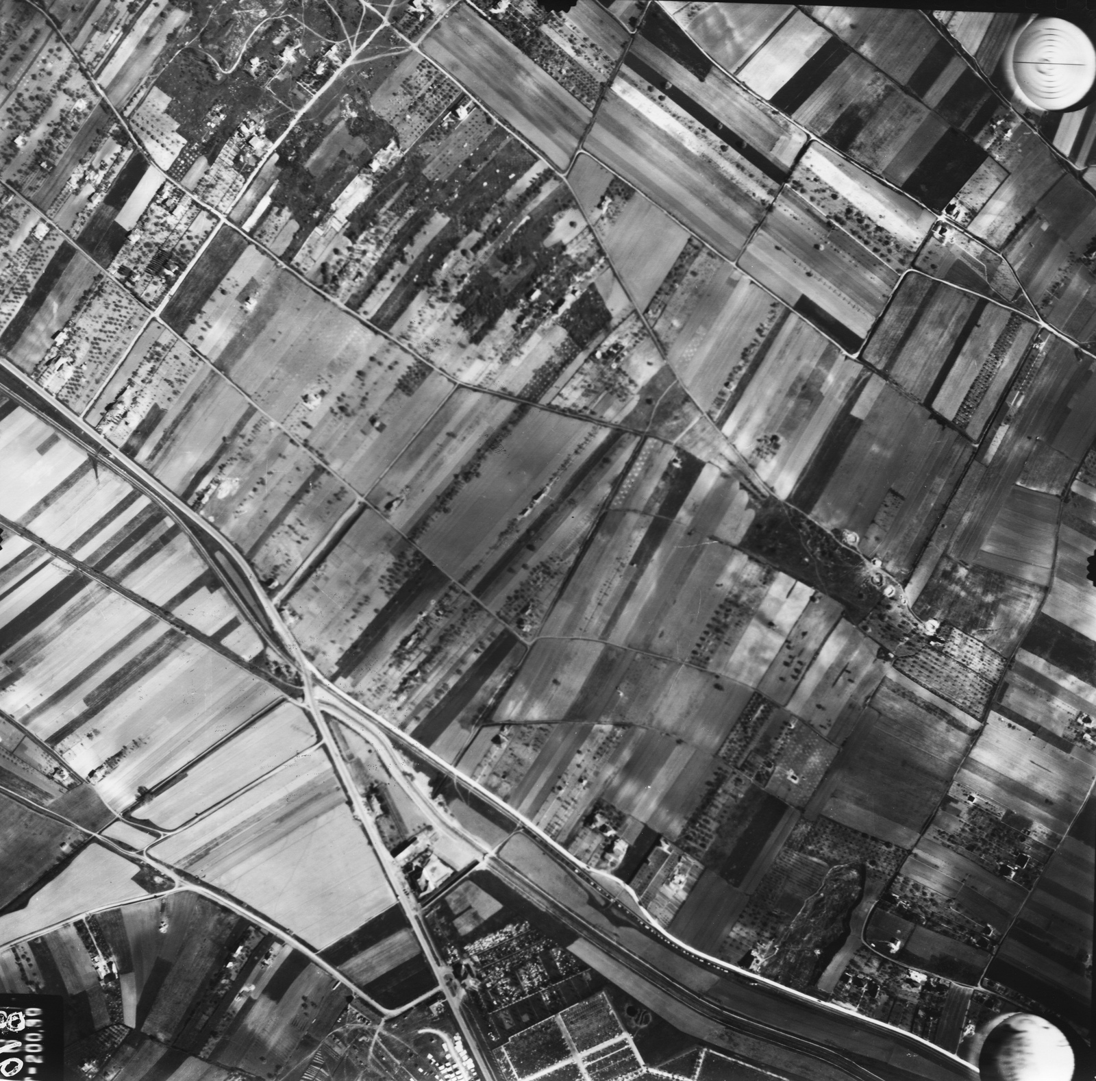 Hungary, Budapest III., légifotó, középen az Ürömhegy és az Aranyhegy, balra a Bécsi út, alul az Óbudai temető., 1944, Magyar Királyi Honvéd Légierő, aerial photo, Budapest, Fortepan #109090