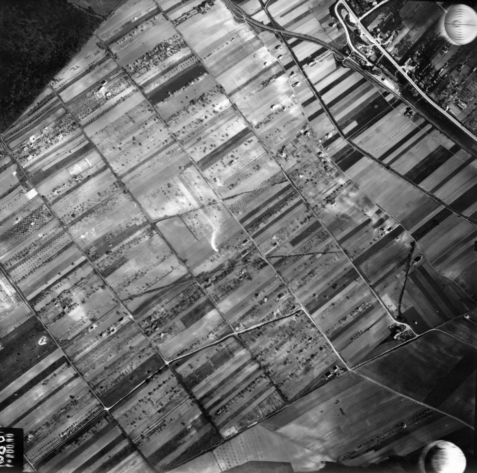 Hungary, Budapest III., légifotó a Csúcshegyről, a jobb felső sarokban a Bécsi út., 1944, Magyar Királyi Honvéd Légierő, aerial photo, Budapest, Fortepan #109092