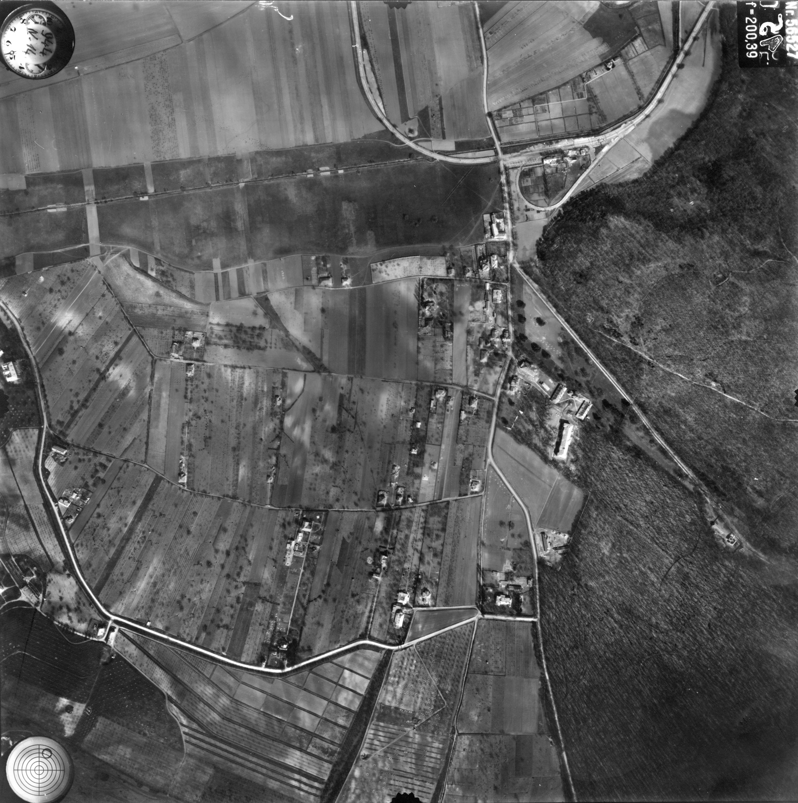 Hungary, Budaörs,Budapest XI., légifotó, középen felül a Budapest-Törökbálint között közlekedő HÉV Budaörsi vonalaszakasza a Kamaraerdei útnál. A hurokvágánynál alakították ki később a 41-es villamos végállomását. A felvétel 1944. április 14-én készült., 1944, Magyar Királyi Honvéd Légierő, aerial photo, Budapest, Fortepan #109101