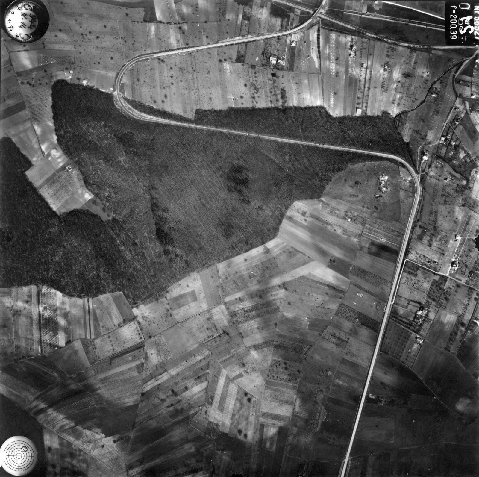 Hungary, Budapest XI., légifotó Kőérberek és Kamaraerdő egy részéről, fent a Balatoni út a kamaraerdei kanyarnál, amit a kanyar elején keresztez a Budapest-Törökbálint között közlekedő HÉV (később a 41-es villamos) vonala. A felvétel 1944. április 14-én készült., 1944, Magyar Királyi Honvéd Légierő, aerial photo, Budapest, Fortepan #109104