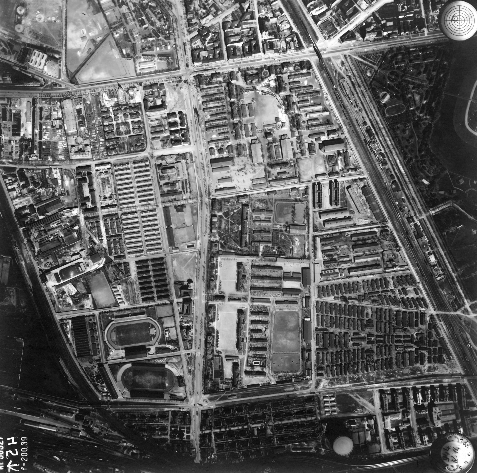 Hungary, Budapest VIII.,Budapest X., légifotó, a középvonalban a Hungária körút. Ettől jobbra a Kerepesi út - Pongrác út - Hős utca határolta területen a Ferenc József lovassági laktanya. Lejjebb a Pálffy és az Andrássy tüzérlaktanya. Balra lenn a BESZKÁRT és az MTK sporttelep. Alul a MÁV munkás-telep, a gáztartálytól jobbra a Pongráctelep házai. Feljebb a Salgótarjáni (Tomcsányi) utca túlodalán az I. világháborús barakk-kórházból kilakult, Aguszta főhercegnőről elnevezett nyomortelep. A felvétel 1944. április 14-én készült., 1944, Magyar Királyi Honvéd Légierő, aerial photo, Budapest, Fortepan #109121