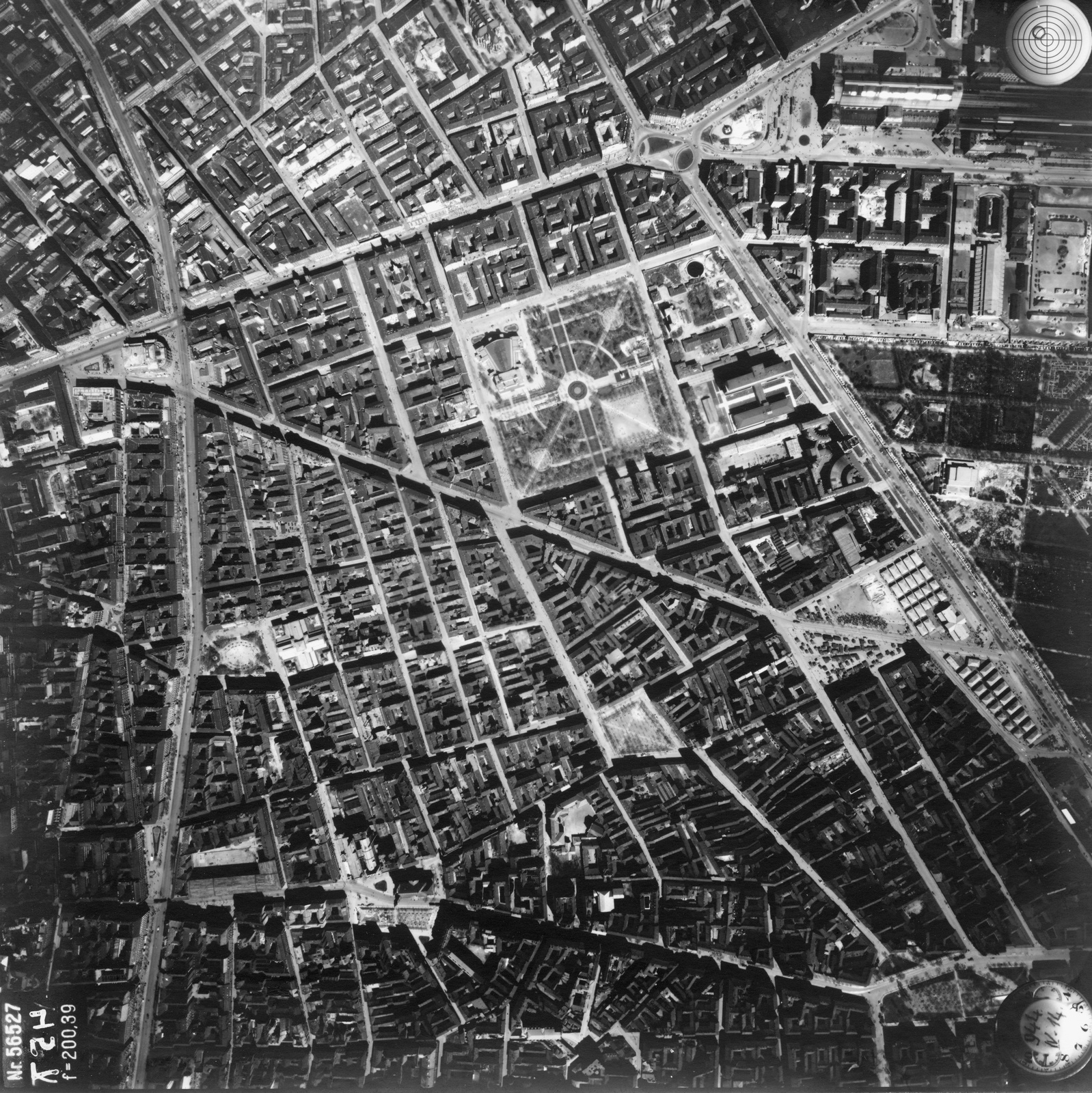 Hungary, Budapest VIII., légifotó, balra fenn, a Rákóczi út - Nagykörút kereszteződésénél, a Blaha Lujza téren a Nemzeti Színház épülete. Az innen induló Népszínház utcánál, középtájon a II. János Pál pápa (gróf Tisza Kálmán) téren az Erkel (Városi) Színház látszik. Jobbra fenn a Baross tér és a Keleti pályaudvar. Lejjebb a Fiumei út és a Népszínház utca találkozásánál a Teleki tér és a Kerepesi temető (Nemzeti Sírkert) részlete látható. A felvétel 1944. április 14-én készült., 1944, Magyar Királyi Honvéd Légierő, aerial photo, Budapest, Fortepan #109125
