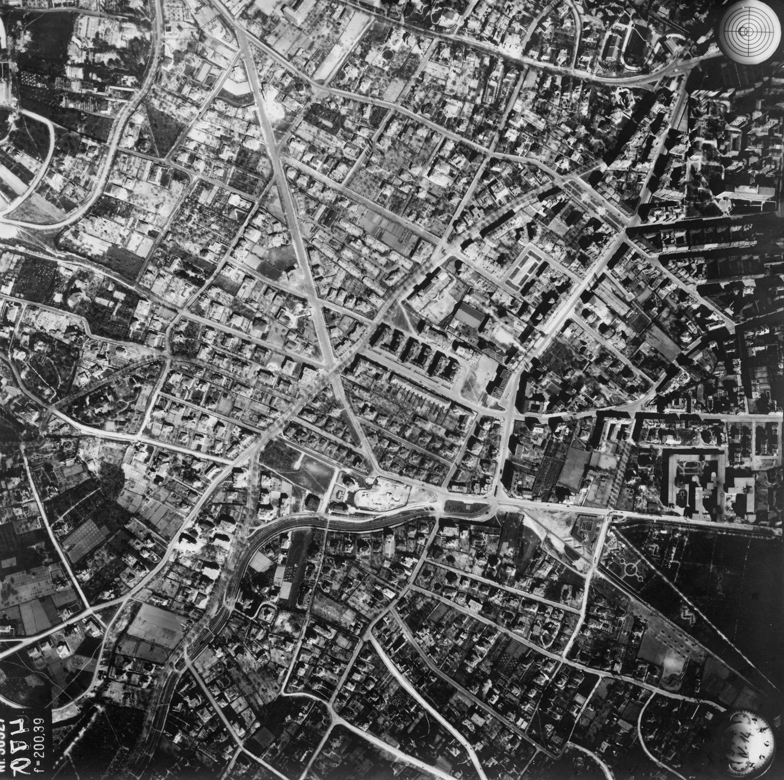 Hungary, Budapest XII., légifotó. Jobbra fenn az Istenhegyi úttól indul a képet átlósan kettéosztva a Németvölgyi út. Ezt keresztezi középtájon a Stromfeld Aurél (Pilsudski) út. Ennek teresedése lejjebb a mai Apor Vilmos tér, ide torkollik be a Böszörményi út, a Csörsz utca és a Jagelló út. Jobb szélen alul a Csörsz utca és a Jagelló út között a Németvölgyi temető (később Gesztenyéskert) látszik. A felvétel 1944. április 14-én készült., 1944, Magyar Királyi Honvéd Légierő, aerial photo, Budapest, Fortepan #109132