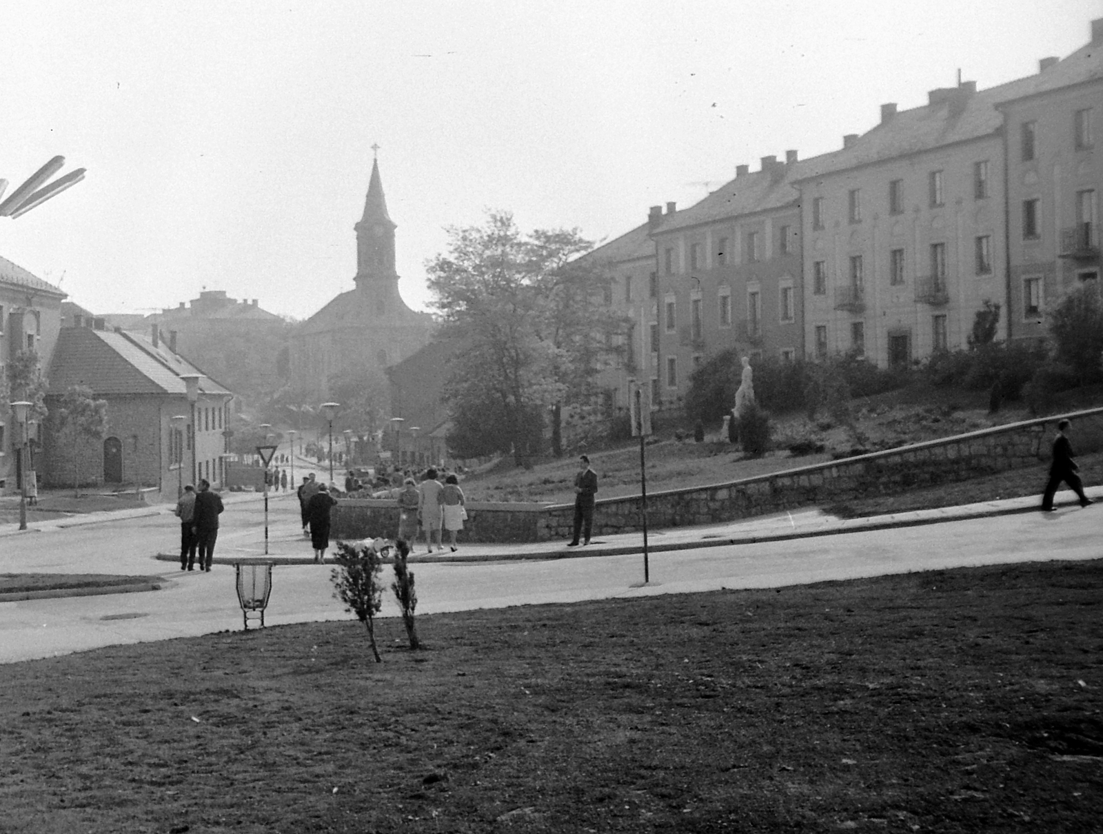 Hungary, Várpalota, kép a Honvéd utcából fényképezve., 1963, Gyöngyi, church, sculpture, trash can, Fortepan #10915