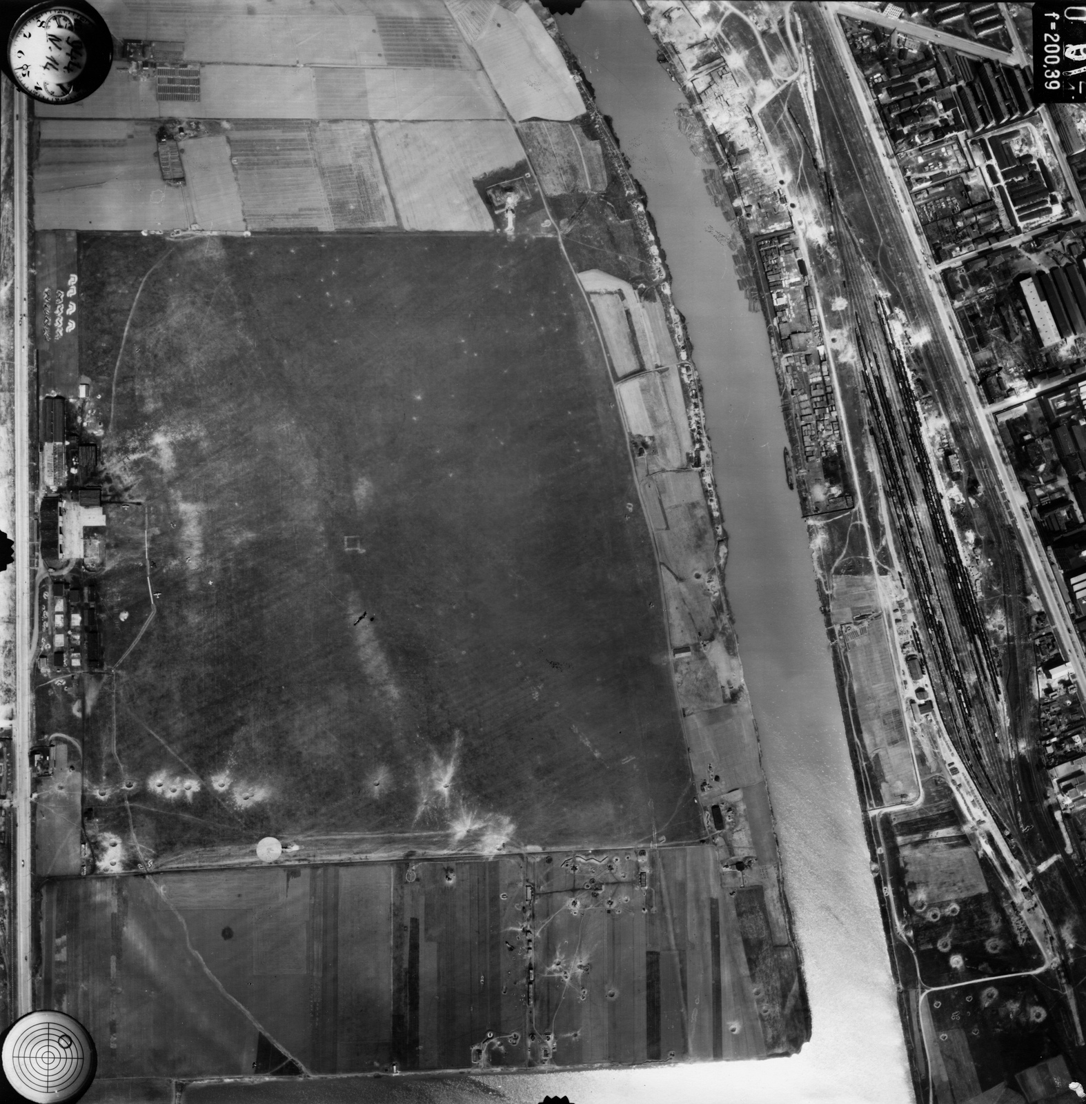 Hungary, Budapest IX.,Budapest XXI., légifotó, Csepel, a Weiss Manfréd út (Kikötő főút) és a Ráckevei (Soroksári)-Duna között a Weiss Manfréd gyár repülőtere. Jobbra a Soroksári úti teherpályaudvar. A felvétel 1944. április 14-én készült., 1944, Magyar Királyi Honvéd Légierő, aerial photo, Budapest, Fortepan #109163