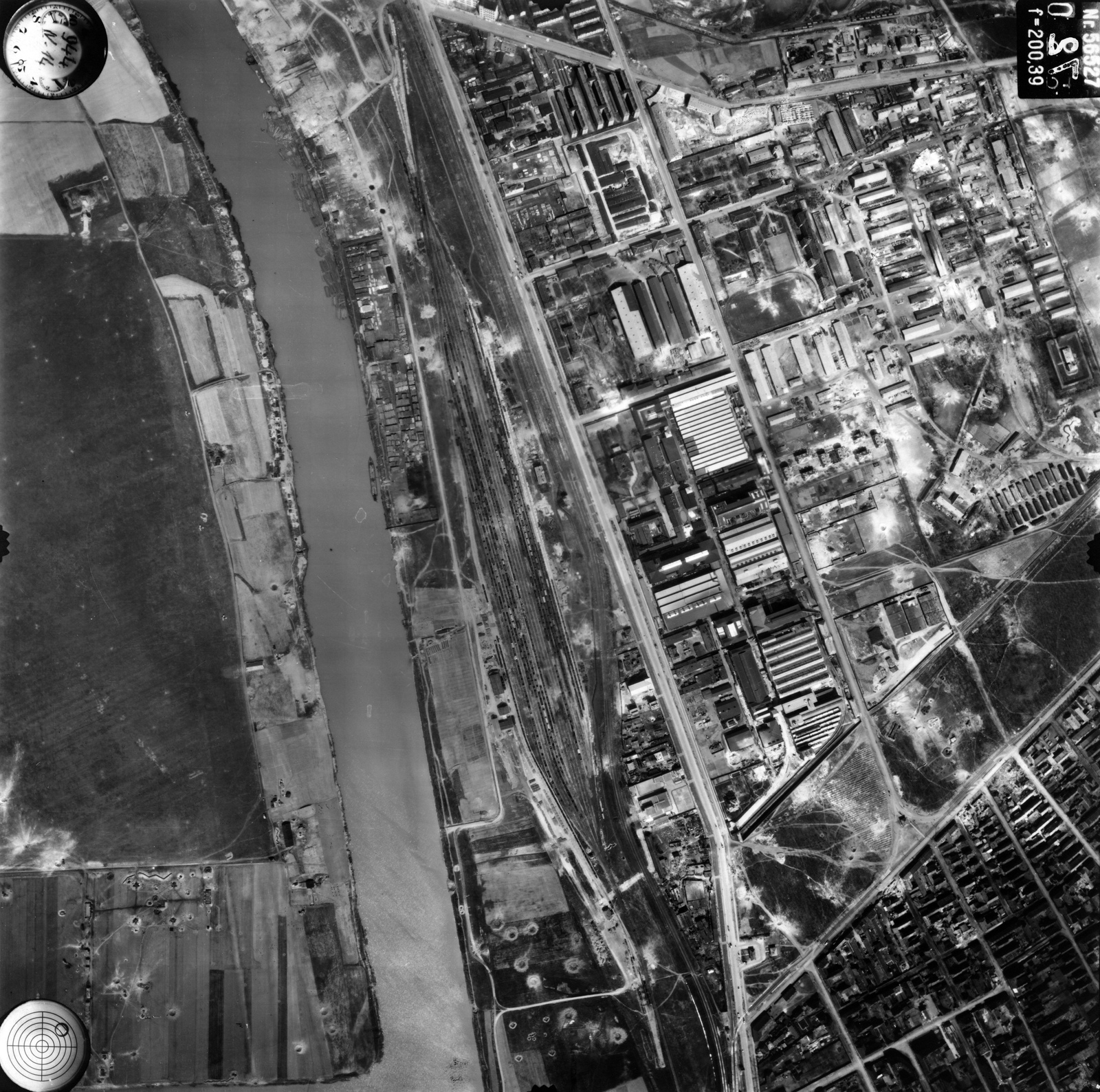 Hungary, Budapest IX.,Budapest XX.,Budapest XXI., légifotó, az Illatos úti iparterületről. Balra Csepel, a Ráckevei (Soroksári)-Duna és a Soroksári úti teherpályaudvar, jobbra lenn a Határ út és Pesterzsébet házai. A felvétel 1944. április 14-én készült., 1944, Magyar Királyi Honvéd Légierő, aerial photo, Budapest, Fortepan #109164