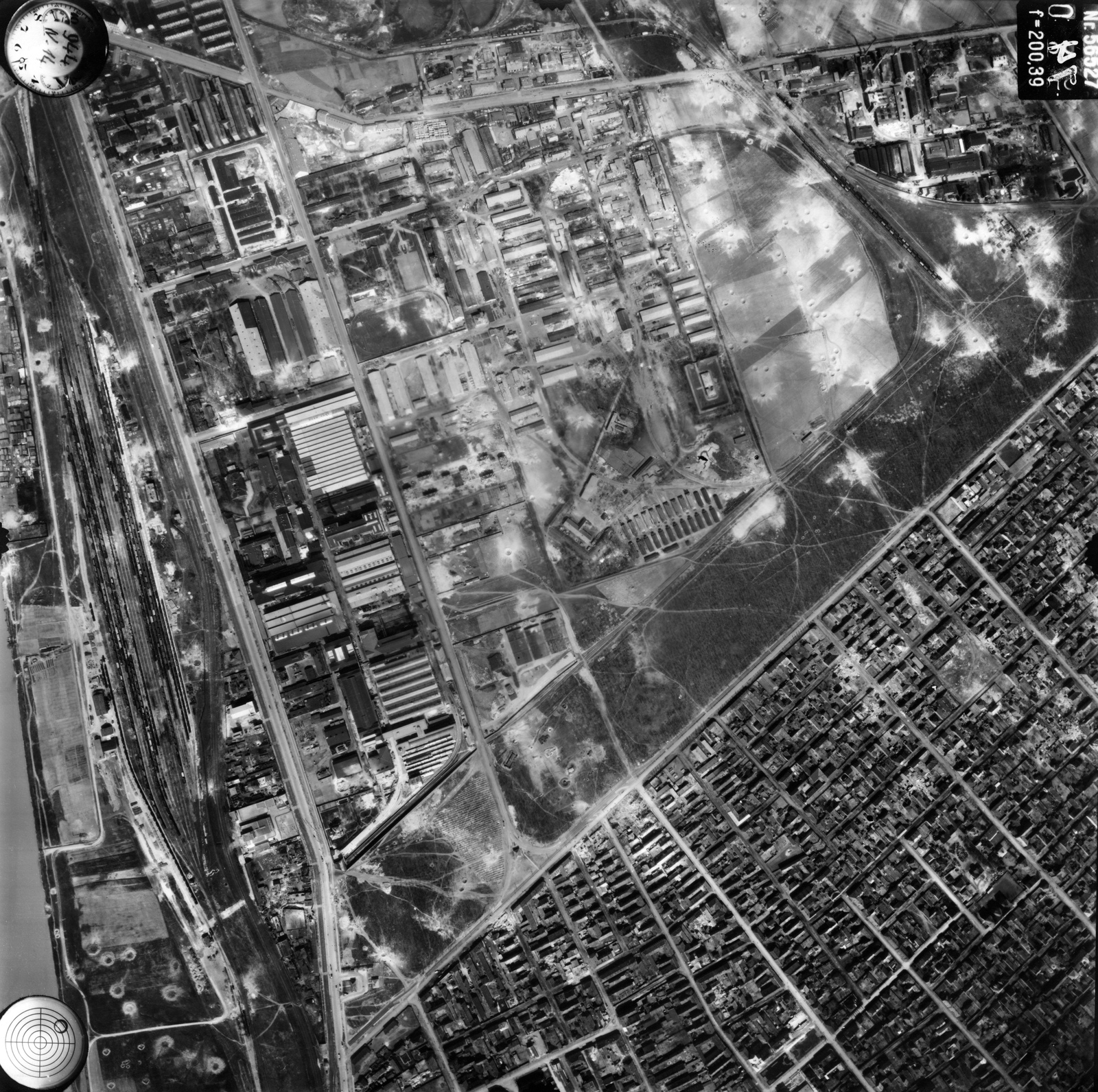 Hungary, Budapest IX.,Budapest XX., légifotó, az Illatos úti iparterületről. Balra a Ráckevei (Soroksári)-Duna és a Soroksári úti teherpályaudvar, jobbra lenn a Határ út és Pesterzsébet házai. A felvétel 1944. április 14-én készült., 1944, Magyar Királyi Honvéd Légierő, aerial photo, Budapest, Fortepan #109165