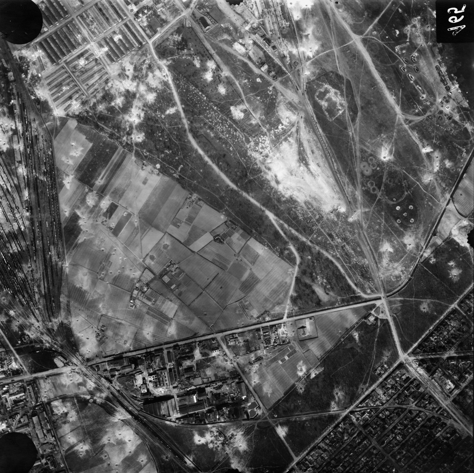 Hungary, Budapest IX.,Budapest XIX., légifotó, balra a Ferencváros rendezőpályaudvar, fent a MÁV munkás telep épületei. Jobbra a Gyakorlótér, ma a József Attila lakótelep területe. Alul az Illatos úti ipartelep és a Határ útnál a Wekerletelep és Pesterzsébet egy részlete látszik. A felvétel 1944. április 14-én készült., 1944, Magyar Királyi Honvéd Légierő, aerial photo, Budapest, Fortepan #109167