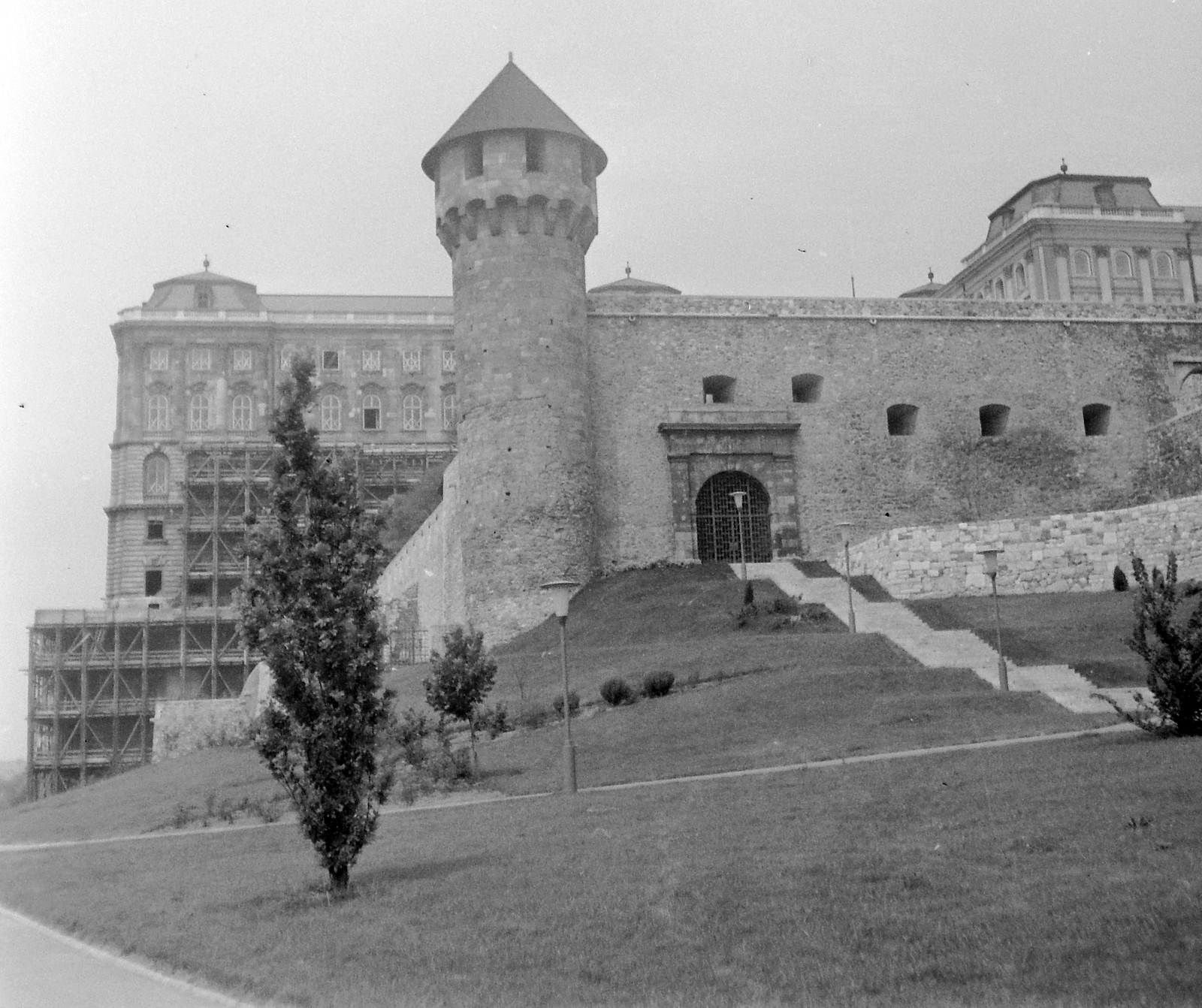 Hungary, Budapest I., budai Vár, előtérben a Buzogány torony és a Ferdinánd Kapu., 1966, Gyöngyi, gate, stairs, scaffolding, Budapest, Fortepan #10917