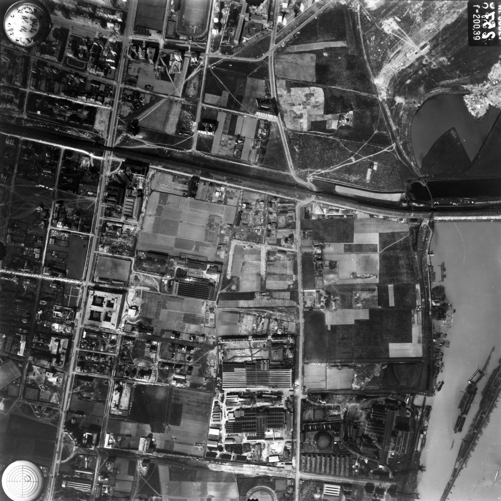 Hungary, Budapest XI., légifotó, középpontban a Fehérvári út és a Budafoki út közötti iparterület. Jobbra a feltöltés alatt álló Lágymányosi-tó, alatta a Kopaszi gát és a Lágymányosi-öböl és a Kopaszi-gát látható. A felvétel 1944. április 14-én készült., 1944, Magyar Királyi Honvéd Légierő, aerial photo, Budapest, Fortepan #109170