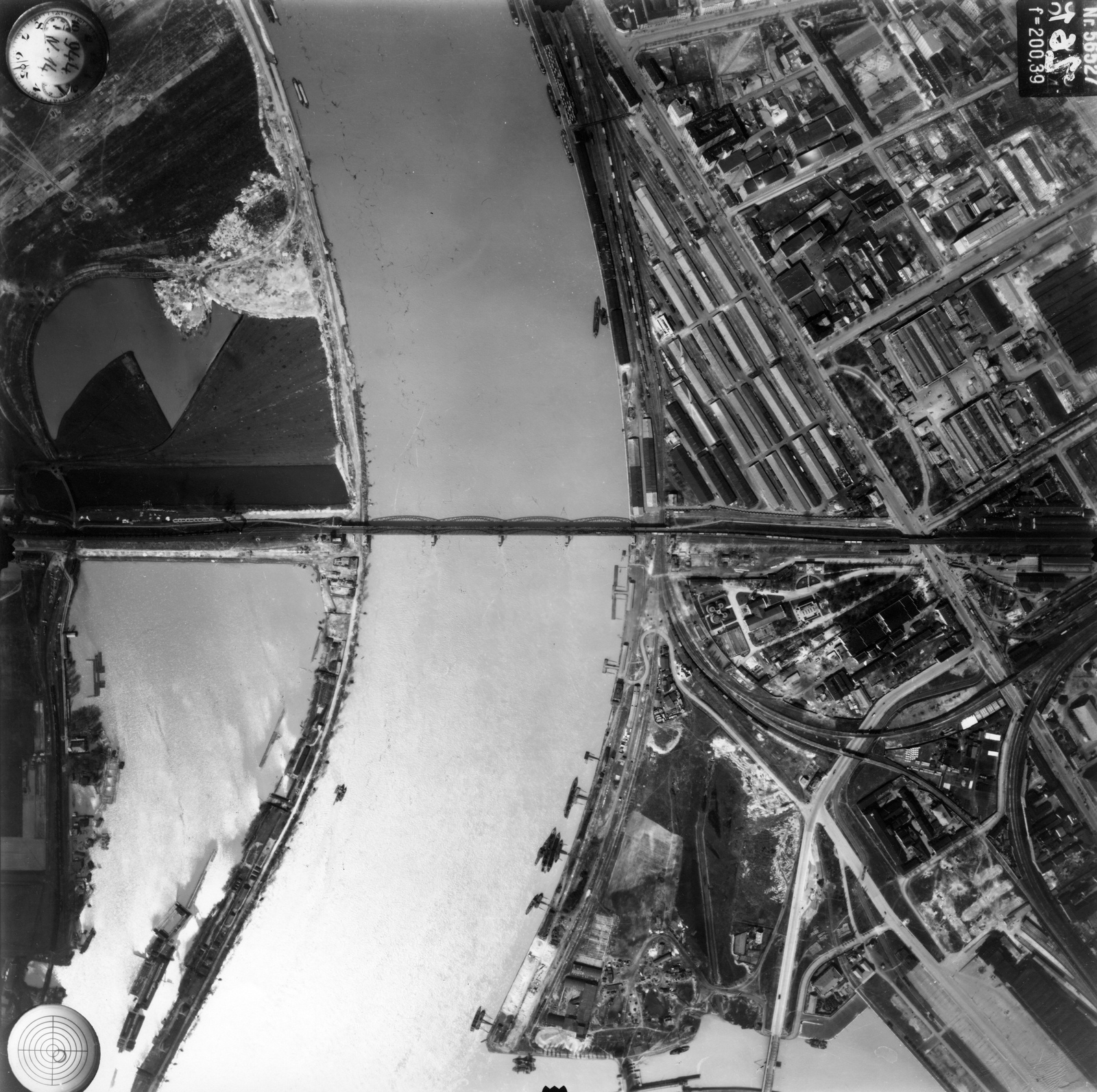 Hungary, Budapest IX.,Budapest XI., légifotó az Összekötő vasúti hídról. Balra a Lágymányosi-tó feltöltés közben, alatta a Lágymányosi-öböl és a Kopaszi gát. Jobbra a Soroksári út és alul a Kvassay zsilip látszik. A felvétel 1944. április 14-én készült., 1944, Magyar Királyi Honvéd Légierő, aerial photo, railway bridge, Budapest, Fortepan #109172