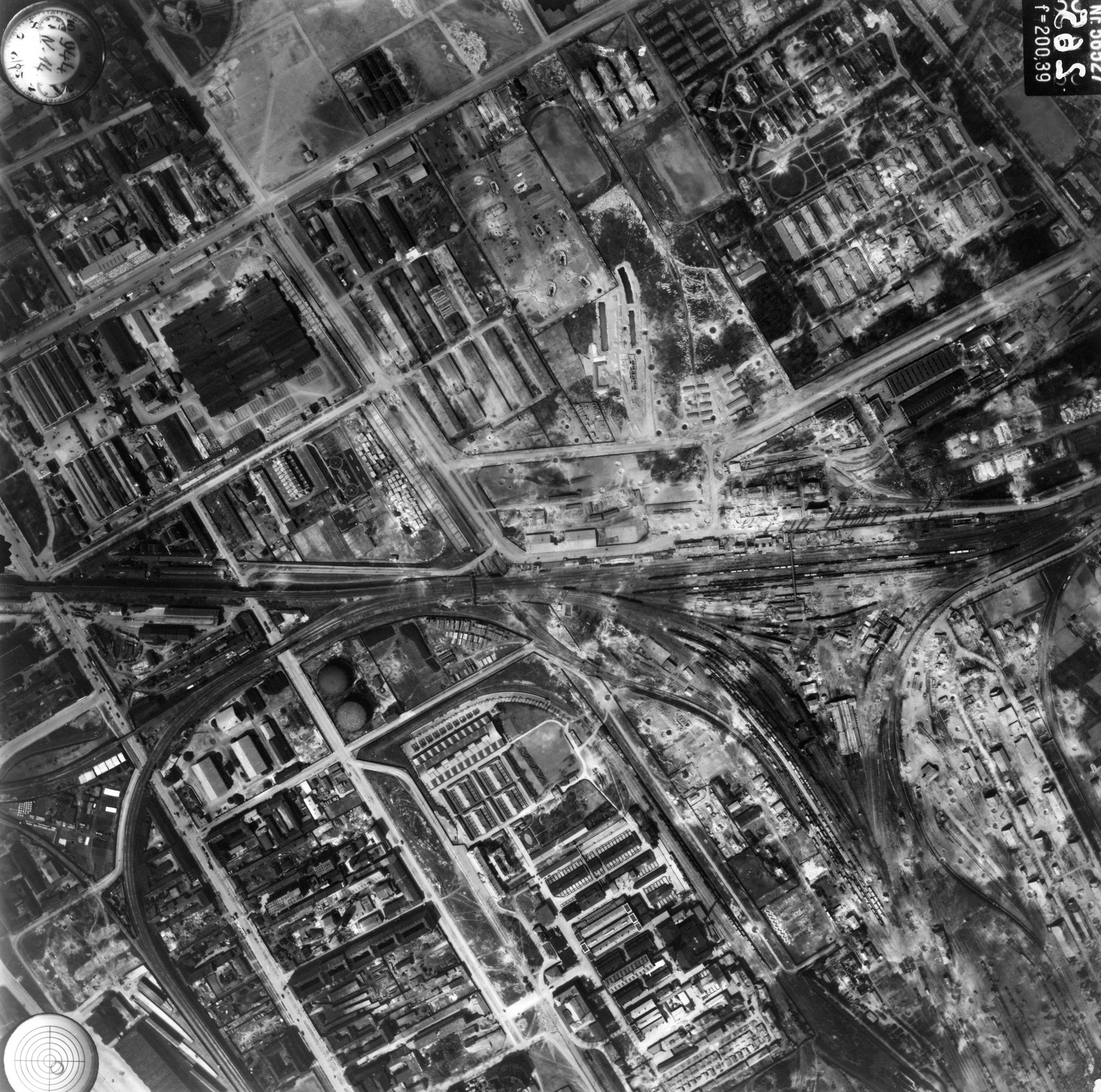 Hungary, Budapest IX., légifotó a lebombázott Ferencvárosi pályaudvarról, bal szélen a Soroksári út. A felvétel 1944. április 14-én készült., 1944, Magyar Királyi Honvéd Légierő, aerial photo, Budapest, Fortepan #109174