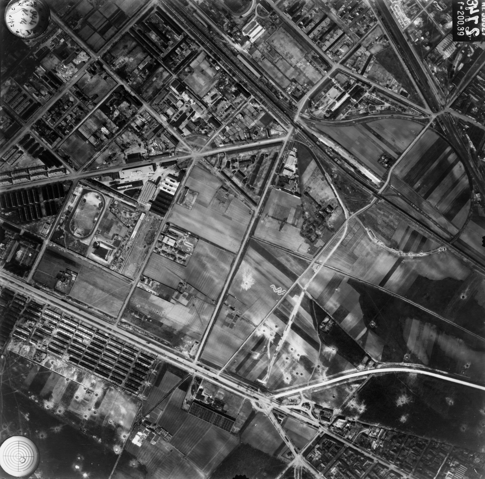 Hungary, Budapest X.,Budapest IX.,Budapest XIX., légifotó, felül balra a Bihari út, lejjebb a Ceglédi út, a Száva utca és az Üllői út közötti terület. Az Üllői út mellett a Mária Valéria telep épületei és a Száva kocsiszín látszanak. Jobbra a Ferihegyre vezető út kezdetének íve látható. A felvétel 1944. április 14-én készült., 1944, Magyar Királyi Honvéd Légierő, aerial photo, Budapest, Fortepan #109178
