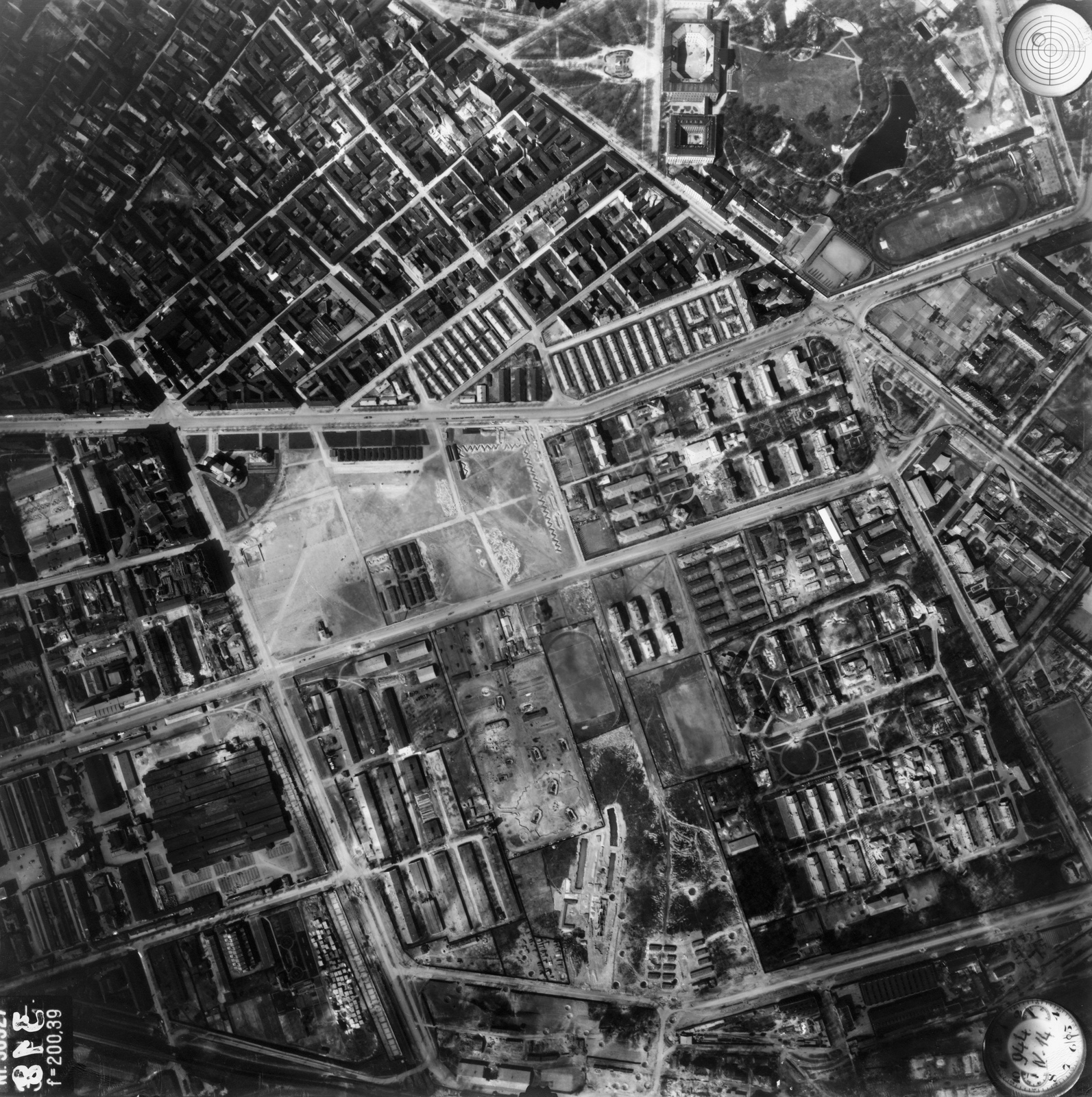 Hungary, Budapest VIII.,Budapest IX., légifotó, Ferencváros középső része. A Haller utca és a Könyves Kálmán körút között a Szent István kórház és a Szent László kórház épületei. Jobbra fent a Nagyvárad tér felett az Orczy kert és a Ludovika látszik. A felvétel 1944. április 14-én készült., 1944, Magyar Királyi Honvéd Légierő, aerial photo, Budapest, Fortepan #109188