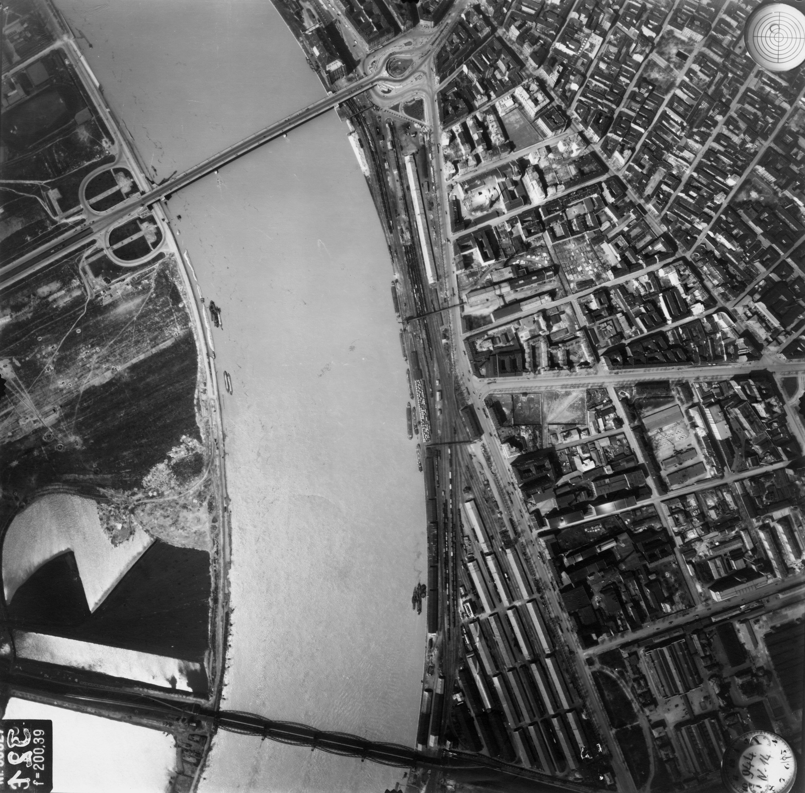 Hungary, Budapest IX.,Budapest XI., légifotó a Duna Petőfi (Horthy Miklós) híd és az Összekötő vasúti híd közötti szakaszáról. Balra a Lágymányosi-tó feltöltés közben, jobbra a Soroksári út és a rá merőleges Haller utca látszik. A felvétel 1944. április 14-én készült., 1944, Magyar Királyi Honvéd Légierő, aerial photo, warehouse, Budapest, Duna-bridge, grain elevator, Christian Ulrich-design, Hubert Pál Álgyay-design, Fortepan #109189