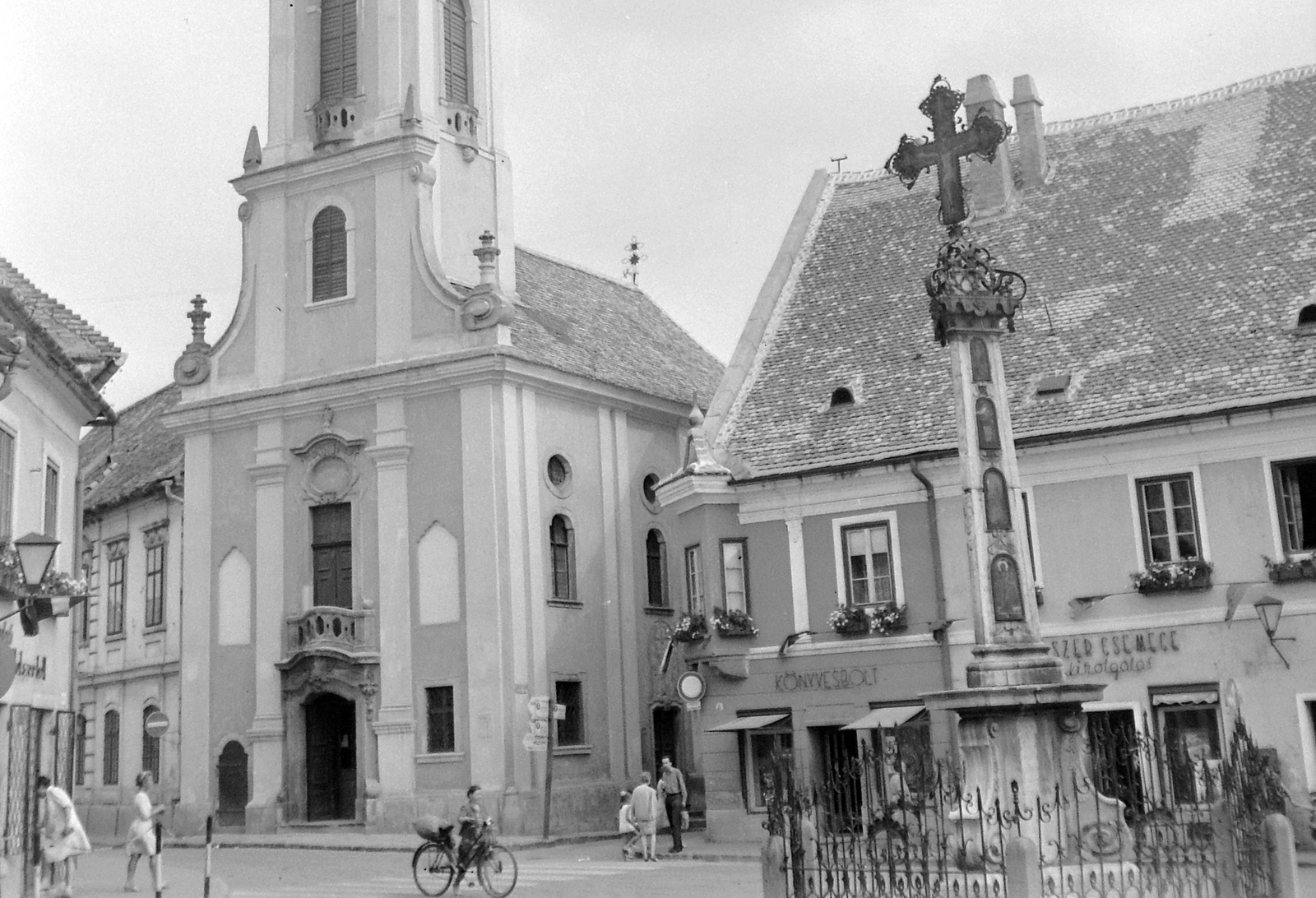 Hungary, Szentendre, Fő (Marx) tér, balra a Blagovesztenszka görögkeleti templom, előtérben a Szerb (kalmár) kereszt., 1967, Gyöngyi, bicycle, Fortepan #10920