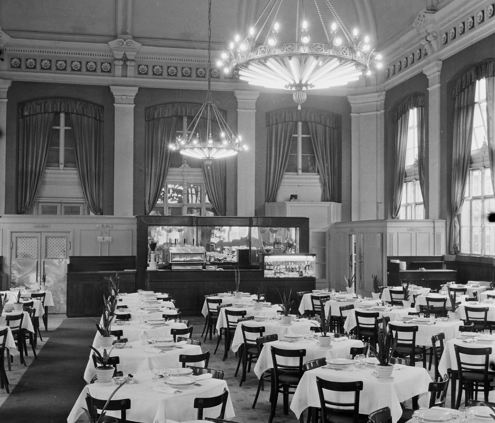 Hungary, Budapest VI., Teréz (Lenin) körút, Nyugati pályaudvar, étterem., 1959, Bauer Sándor, restaurant, mirror, chandelier, coffee maker, counter, Budapest, folding screen, Fortepan #109210