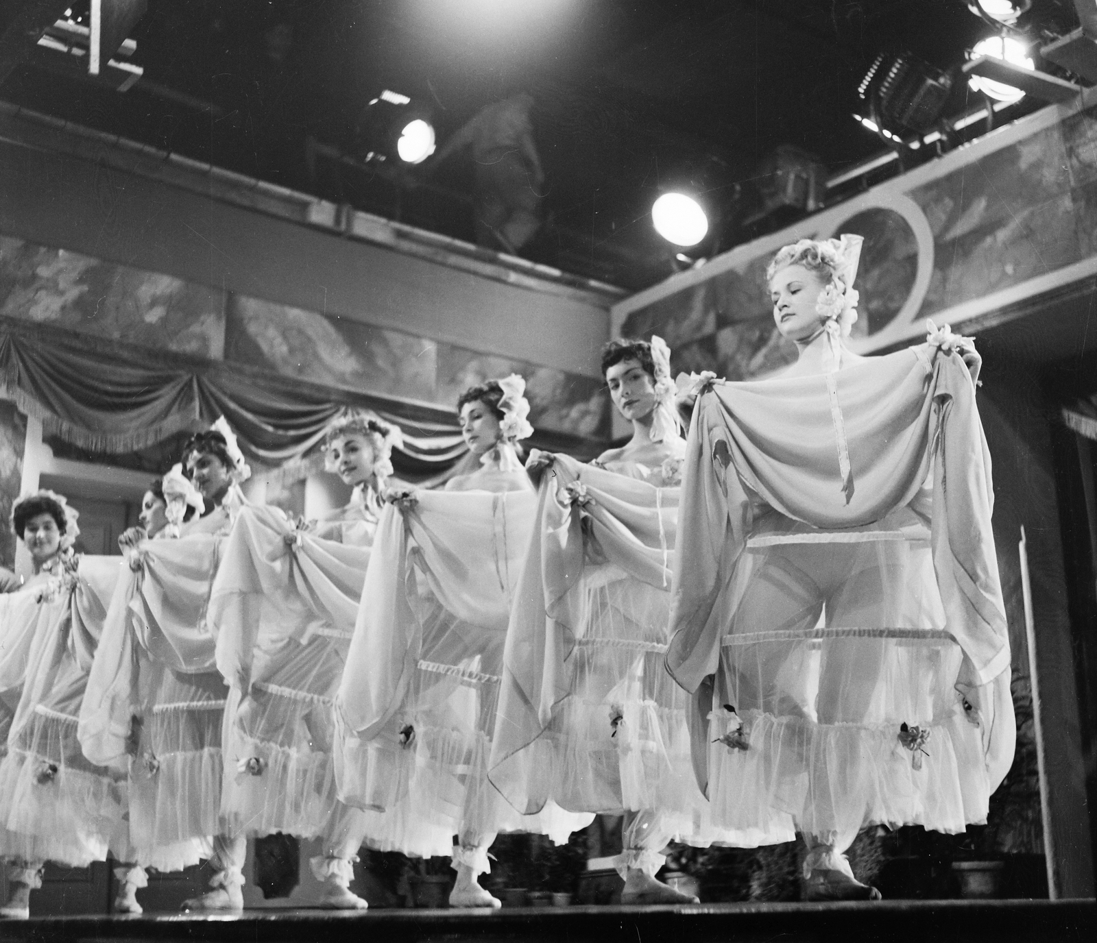Hungary, Budapest XIV., Hunnia Filmgyár, a Gerolsteini kaland című film (rendező: Farkas Zoltán) forgatása., 1957, Bauer Sándor, costume, stage, Budapest, dancer, ballet shoes, ballerina, Fortepan #109214