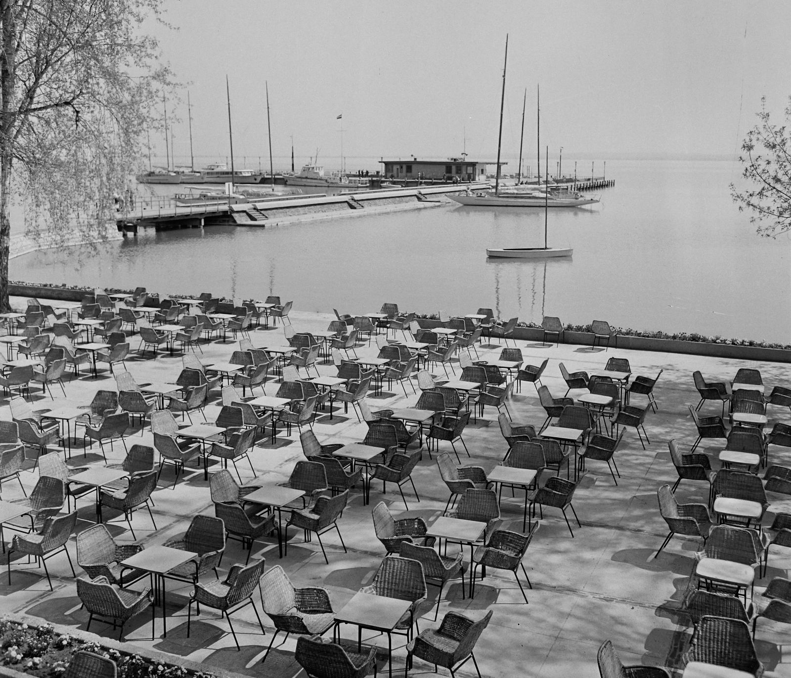 Hungary, Balatonfüred, a Vitorlás étterem terasza., 1969, Bauer Sándor, terrace, Fortepan #109222