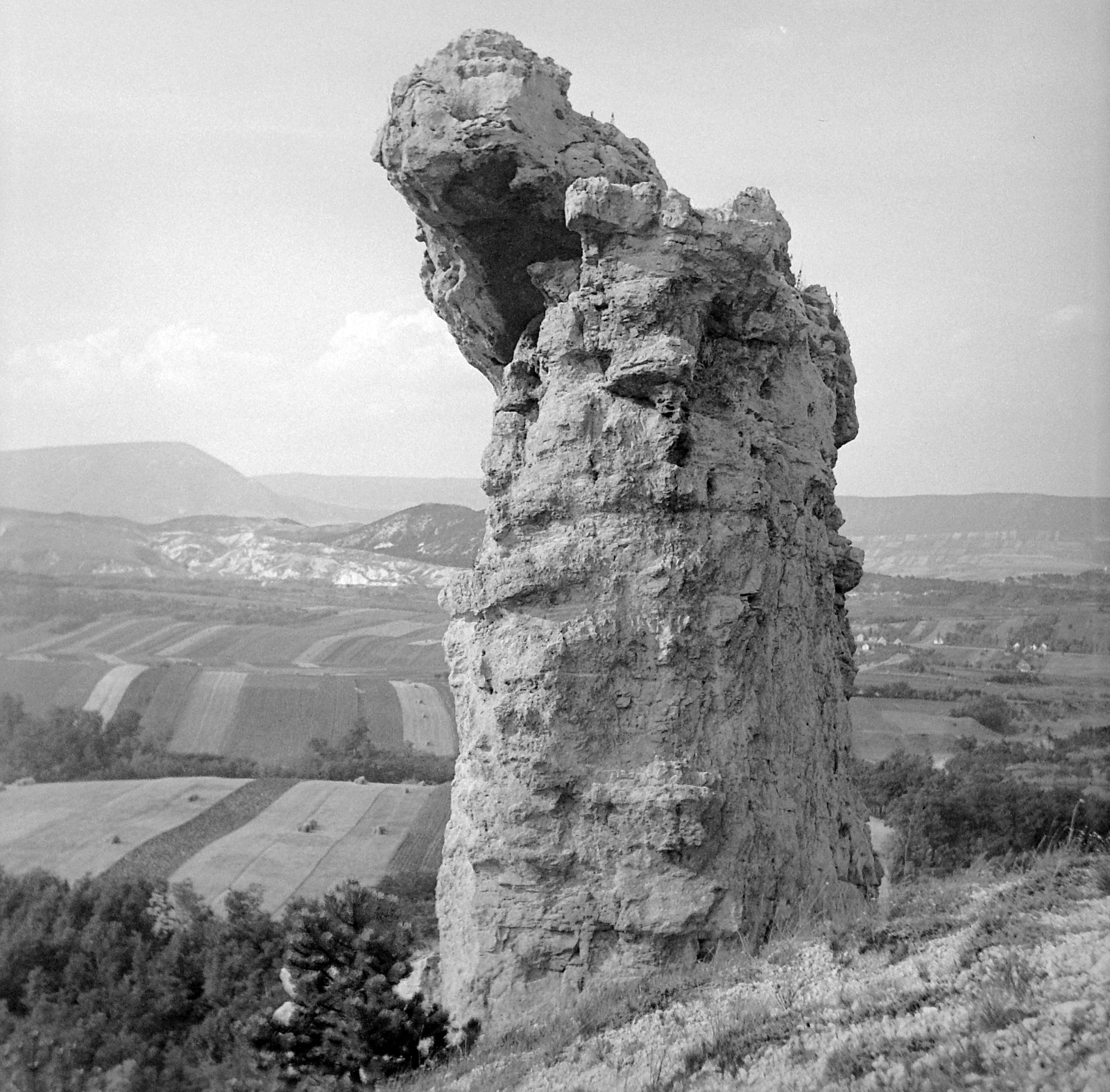Hungary, Pilisszentiván, Ördögtorony., 1949, Gyöngyi, picture, rock, Fortepan #10924