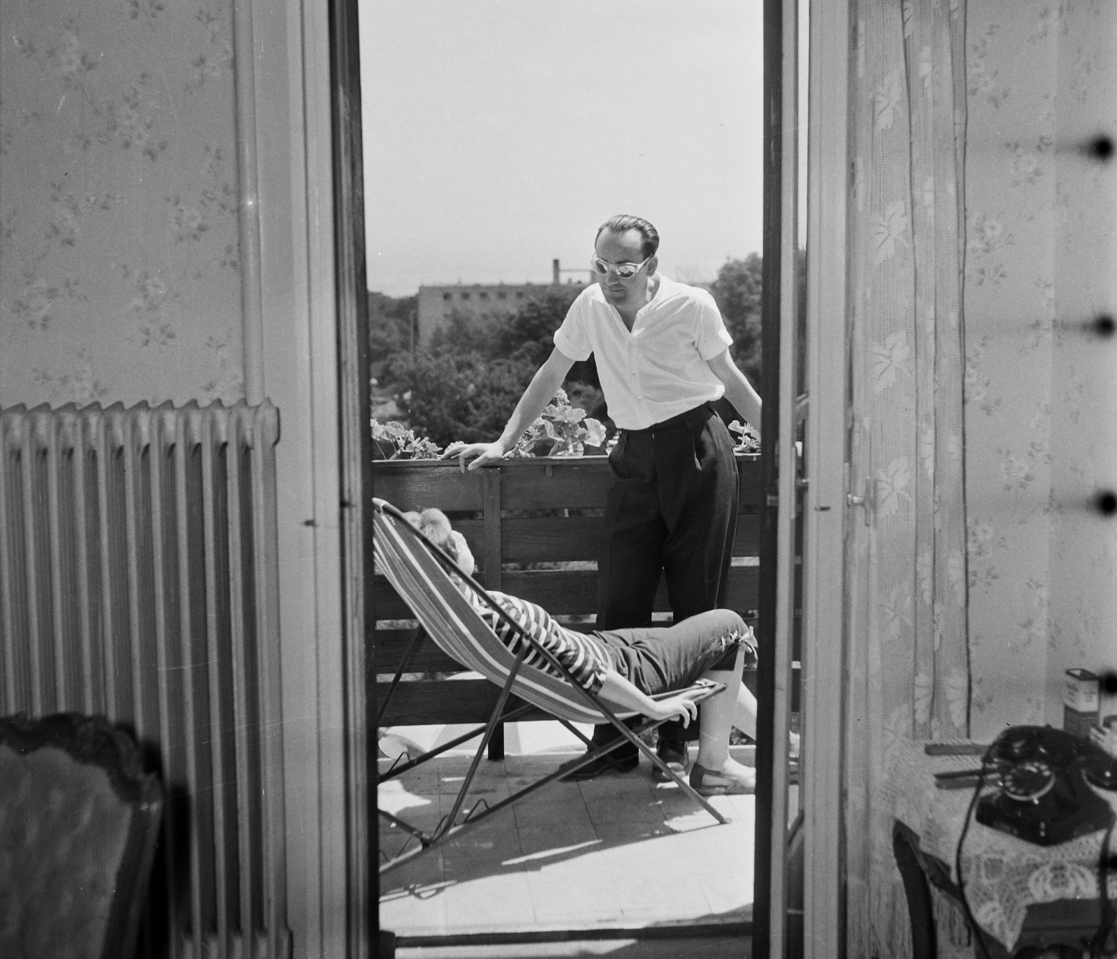 Hungary, untitled, Budapest XII., Rege utca, Vörös Csillag (egykor Golf, később Panoráma) szálloda., 1960, Bauer Sándor, telephone, deck chair, Budapest, Fortepan #109247