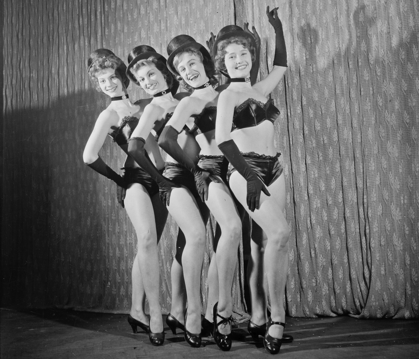 Hungary, Budapest VI., Nagymező utca 17., Budapest Kávéház (Moulin Rouge) a Hurrá, itt a tavasz című zenés-táncos revü próbái idején., 1958, Bauer Sándor, costume, stage, Budapest, dancer, Fortepan #109261