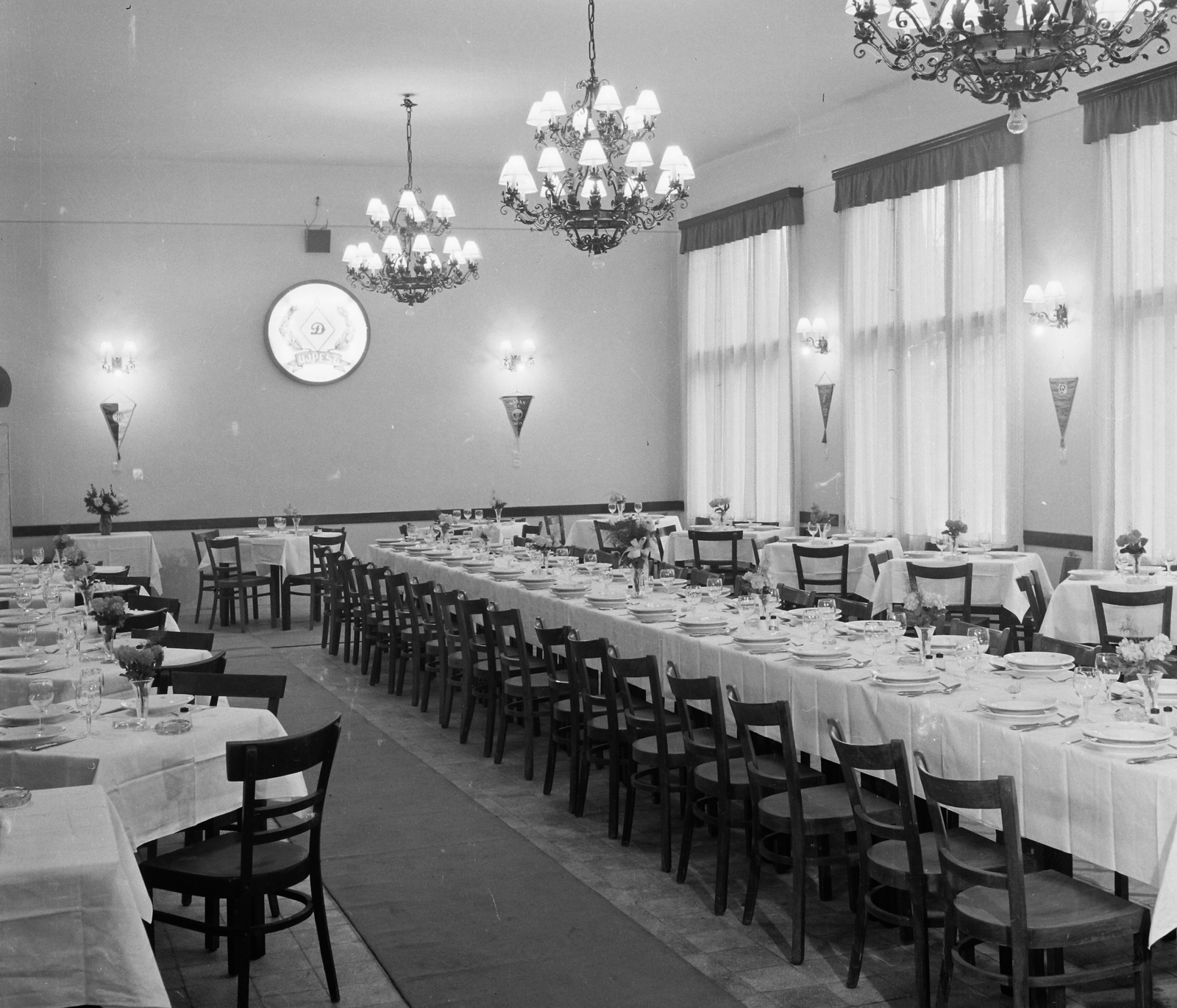 1962, Bauer Sándor, zászló, csillár, Fortepan #109267