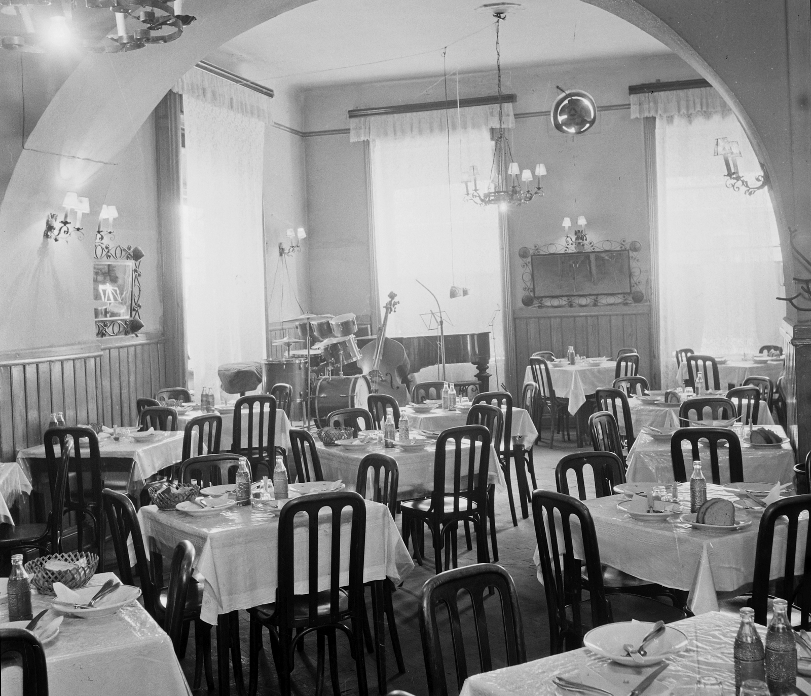 Hungary,Lake Balaton, Keszthely, Szabadság étterem., 1961, Bauer Sándor, double bass, drum, cymbal, Fortepan #109301