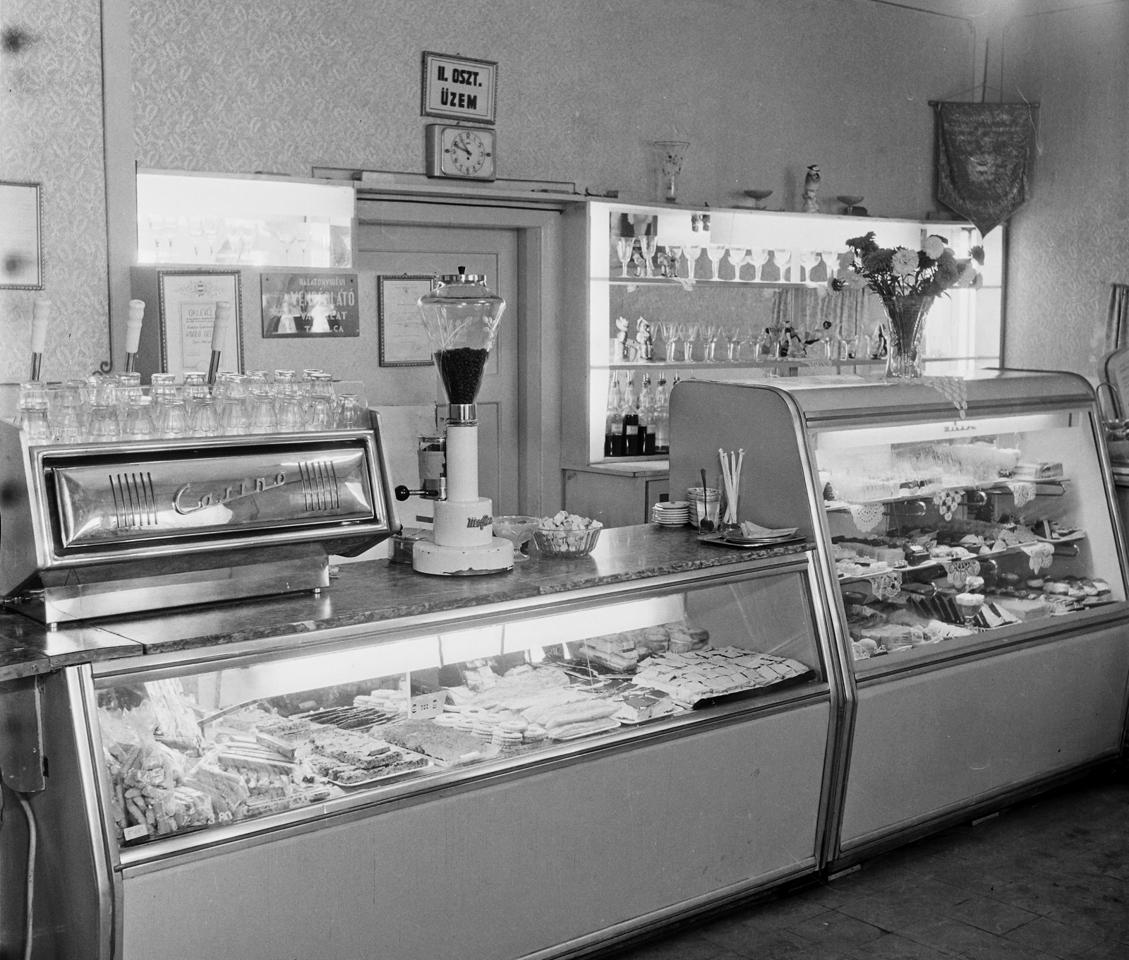 Magyarország, Tapolca, Fő (Lenin) tér 2., Balaton eszpresszó., 1961, Bauer Sándor, kávédaráló, hűtőpult, Casino-kávégép, Fortepan #109303