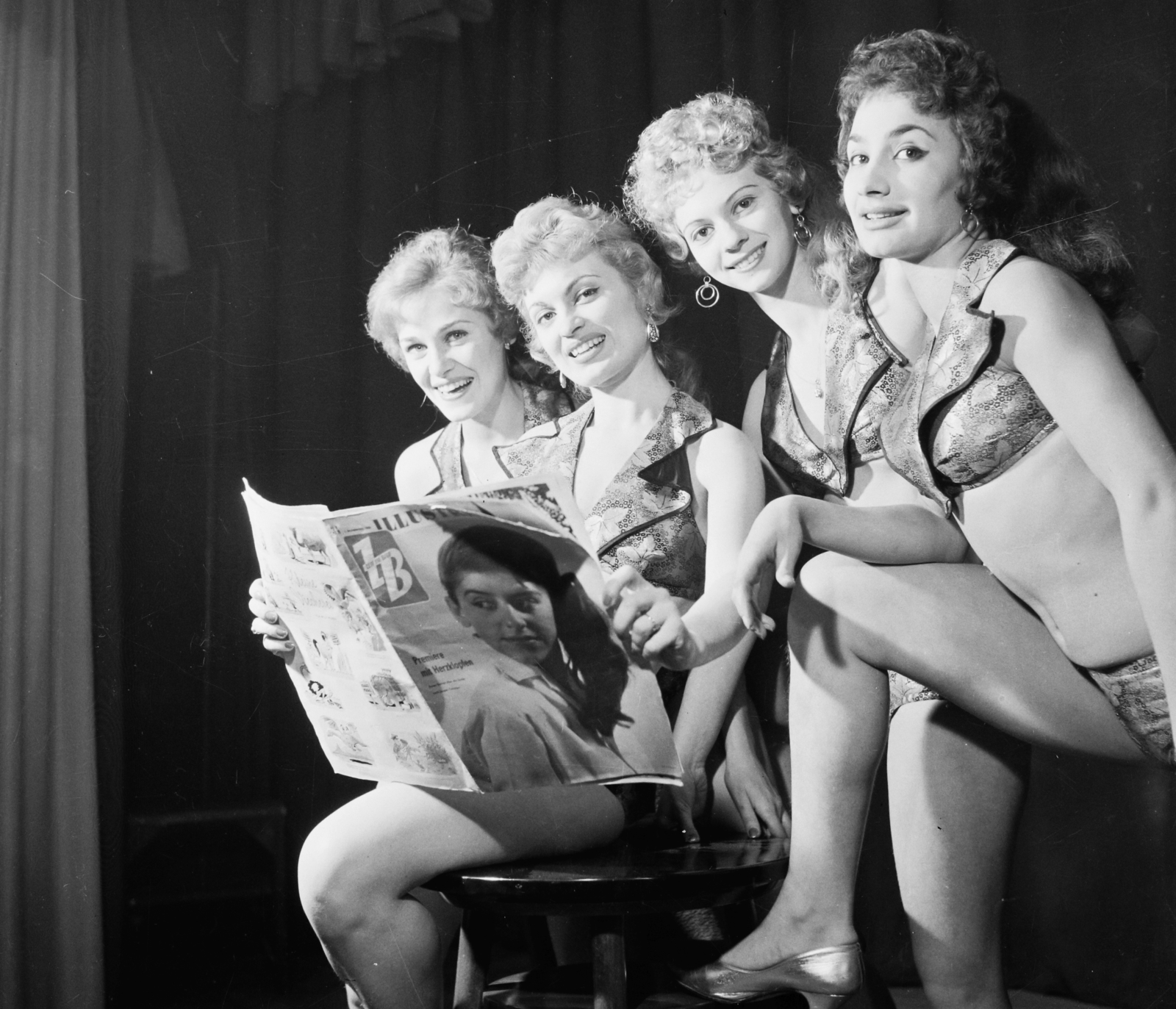 1959, Bauer Sándor, tableau, newspaper, dancer, Fortepan #109310