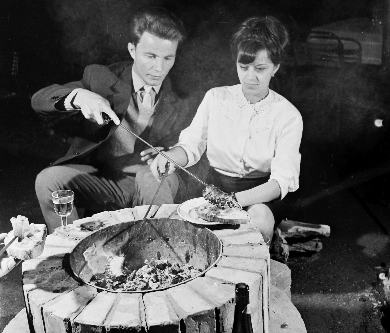 Hungary, Budapest XIV., Columbus utca 43., Rózsakert kisvendéglő., 1964, Bauer Sándor, bacon roasting, Budapest, Fortepan #109323