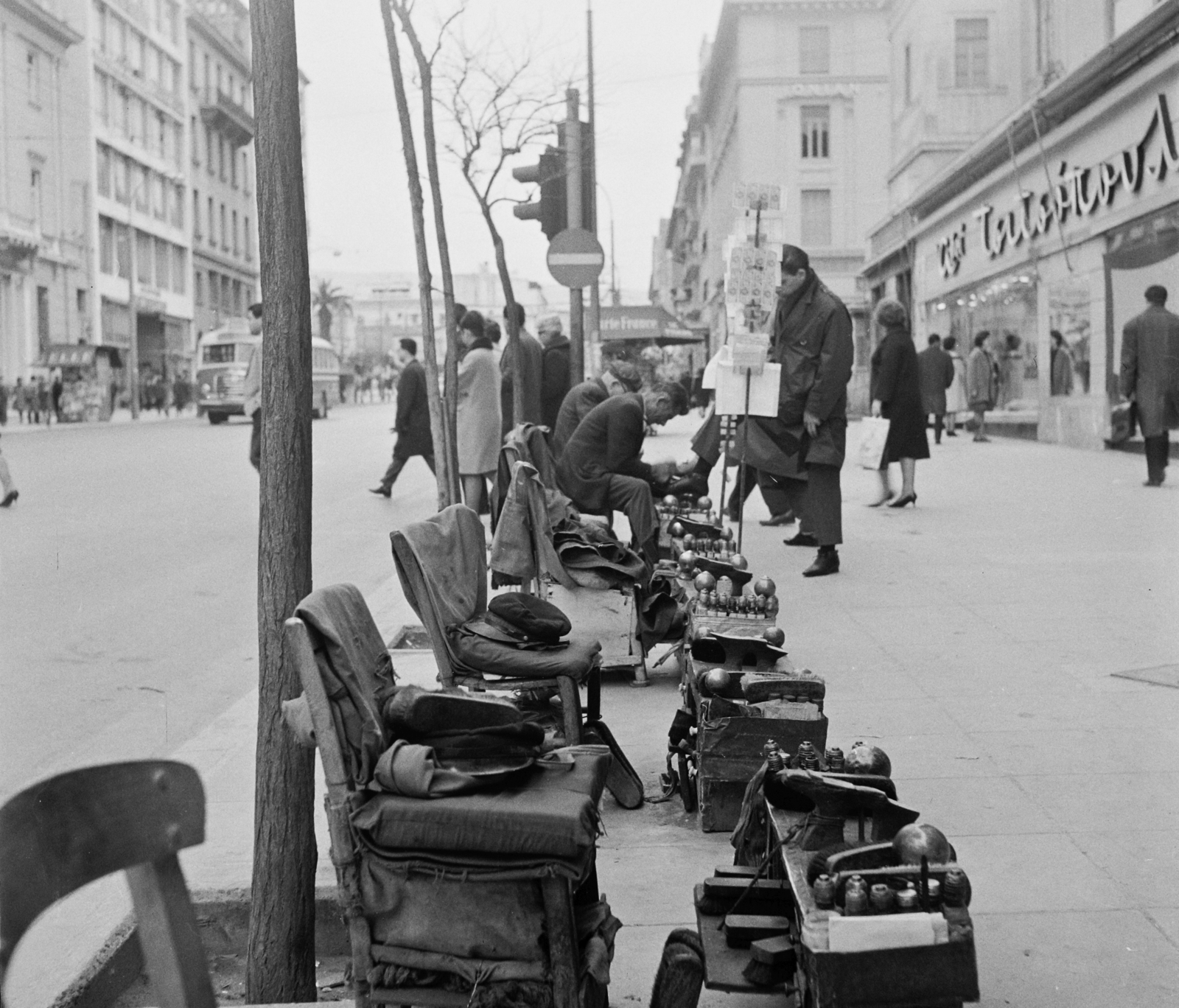 Greece, Athens, Eleftheriu Venizelu sugárút, jobbra a Peszmazoglu utca., 1964, Bauer Sándor, shoe polishing, Fortepan #109331