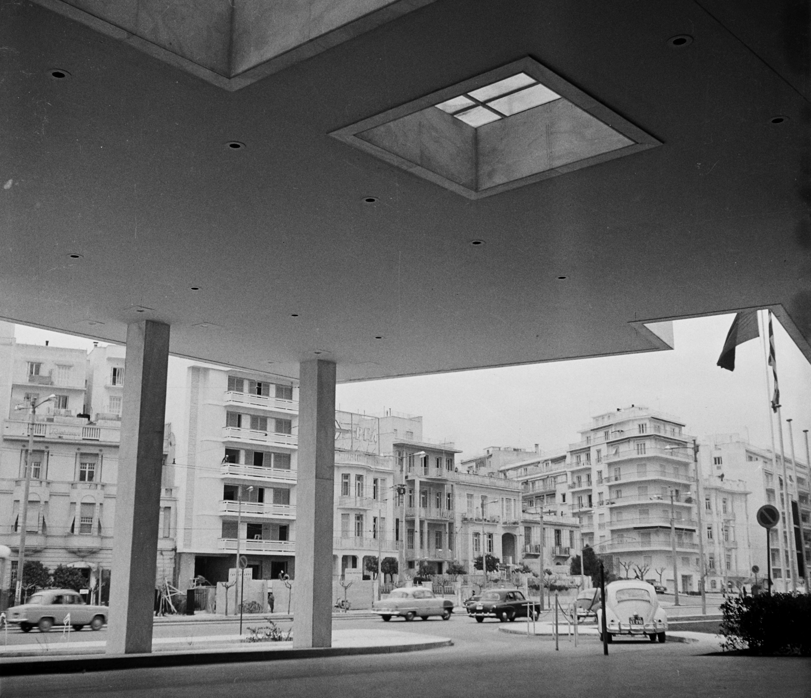Greece, Athens, a Vaszilisszisz Szofiasz sugárút a Hilton Hotel bejáratától nézve., 1964, Bauer Sándor, hotel, Volkswagen-brand, Volkswagen Beetle, modern architecture, entrance, Fortepan #109333