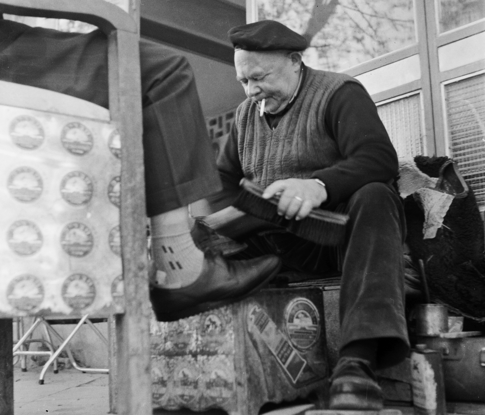 Israel, Beer-Sheva, Ha-Histadrut utca - Kakal utca sarok., 1964, Bauer Sándor, shoe polishing, Fortepan #109340