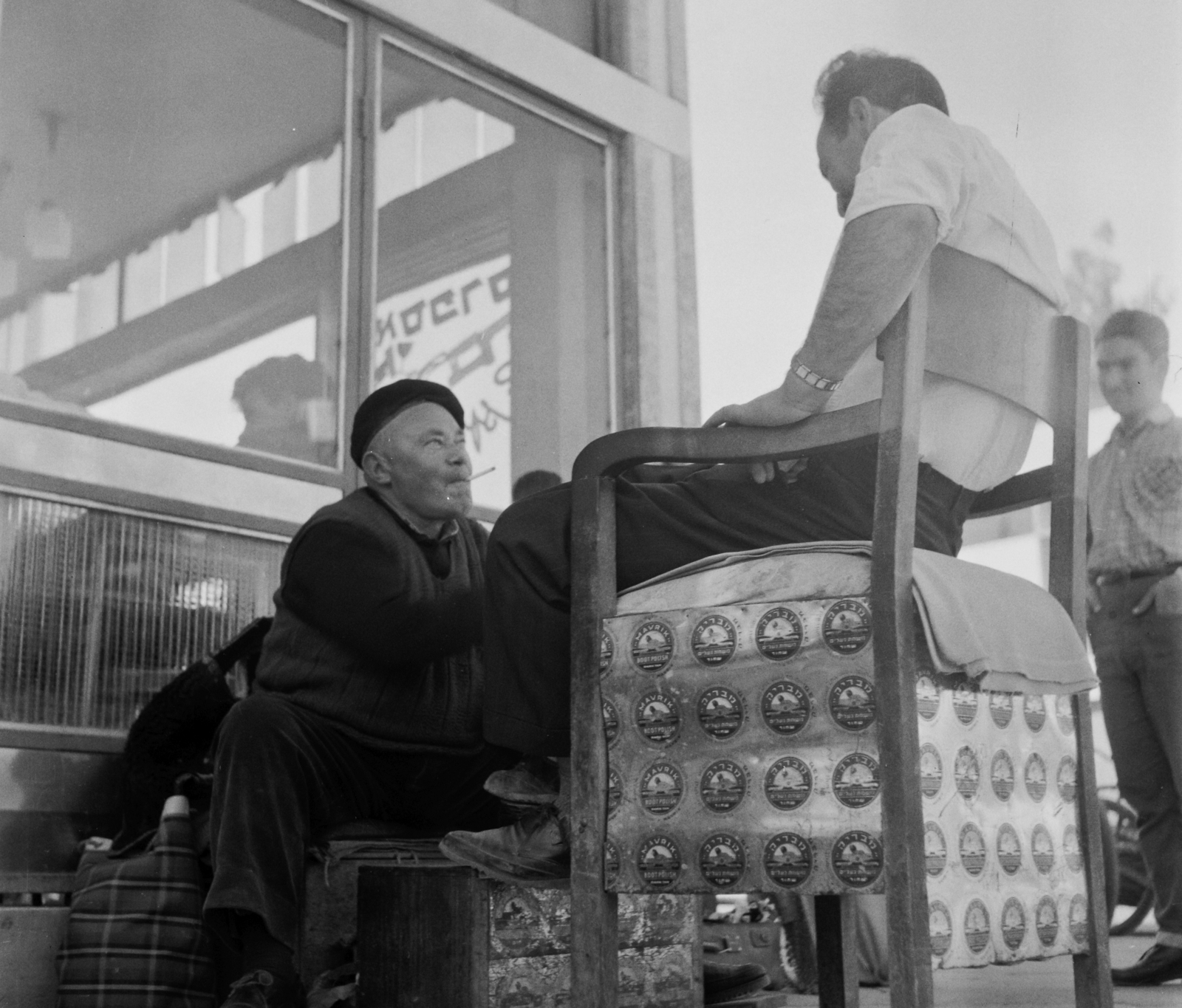 Israel, Beer-Sheva, Ha-Histadrut utca - Kakal utca sarok., 1964, Bauer Sándor, shoe polishing, Fortepan #109341
