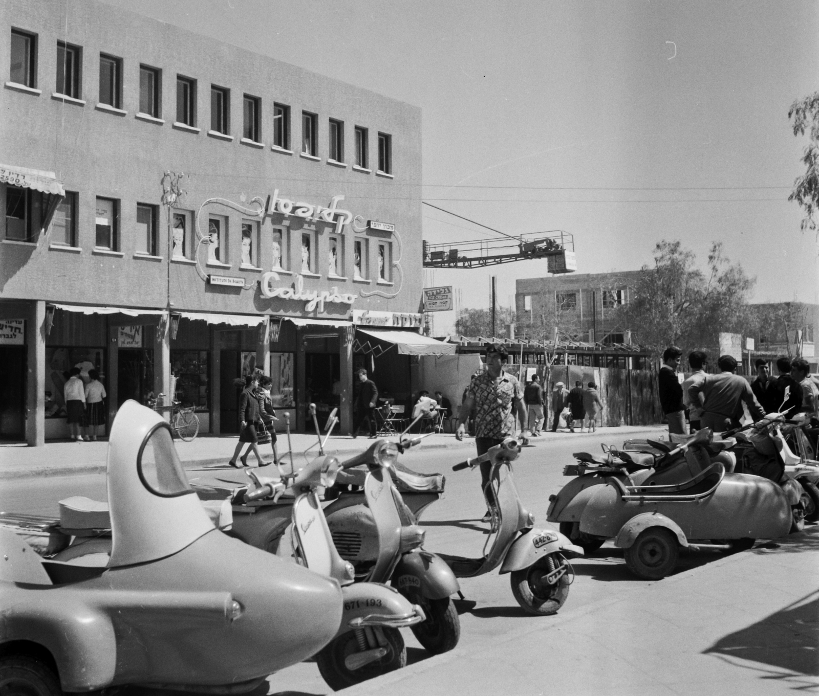 Israel, Beer-Sheva, Kakal utca a Ha-Histadrut utca felől a He-Khaluts utca felé nézve., 1964, Bauer Sándor, scooter, Hebrew script, Fortepan #109345