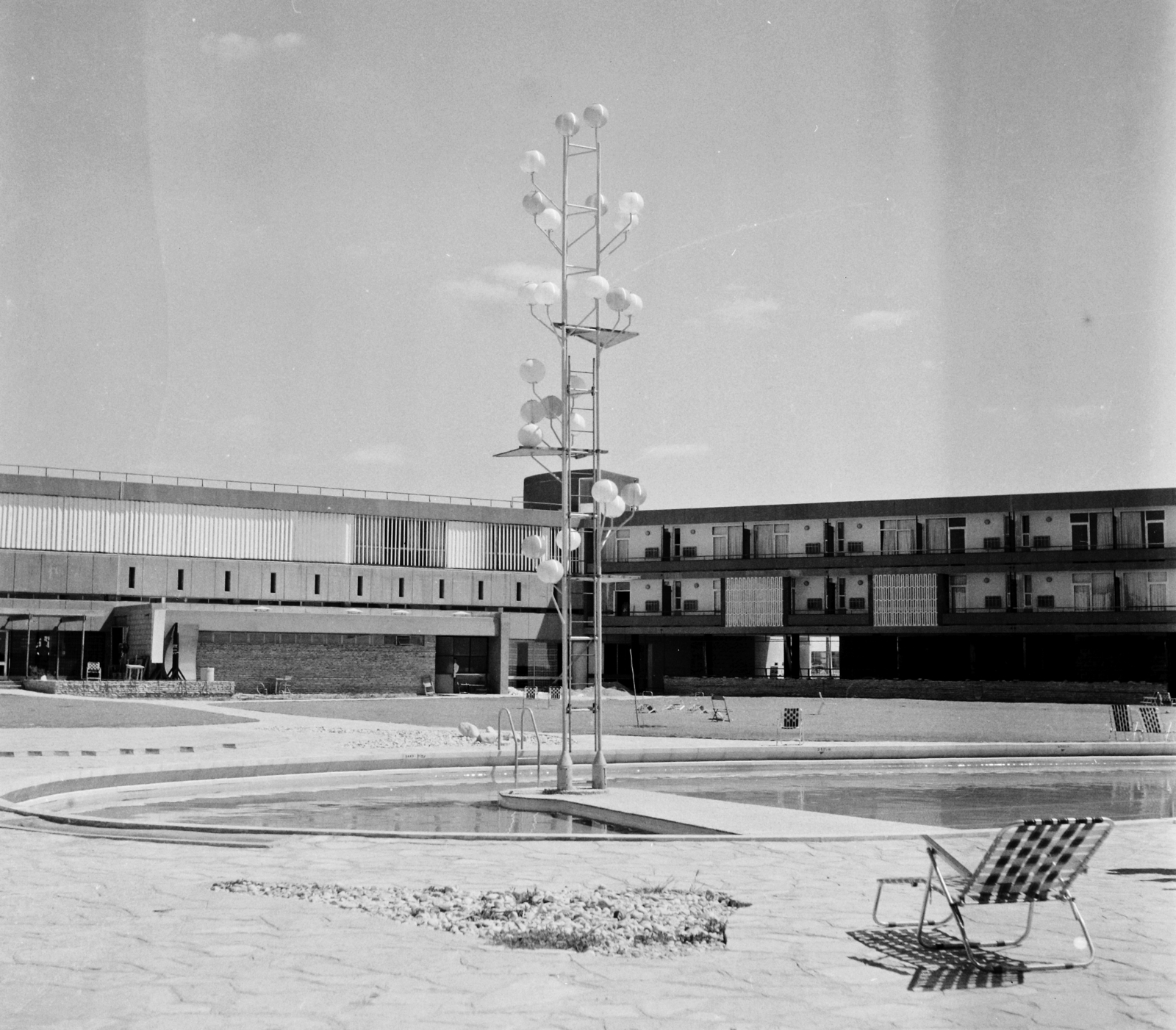 Izrael, Beér-Seva, az Oázis Hotel a Tel-Aviv felé vezető út mellett (később a Grand Canyon bevásárlóközpont épült fel a helyén)., 1964, Bauer Sándor, Fortepan #109346