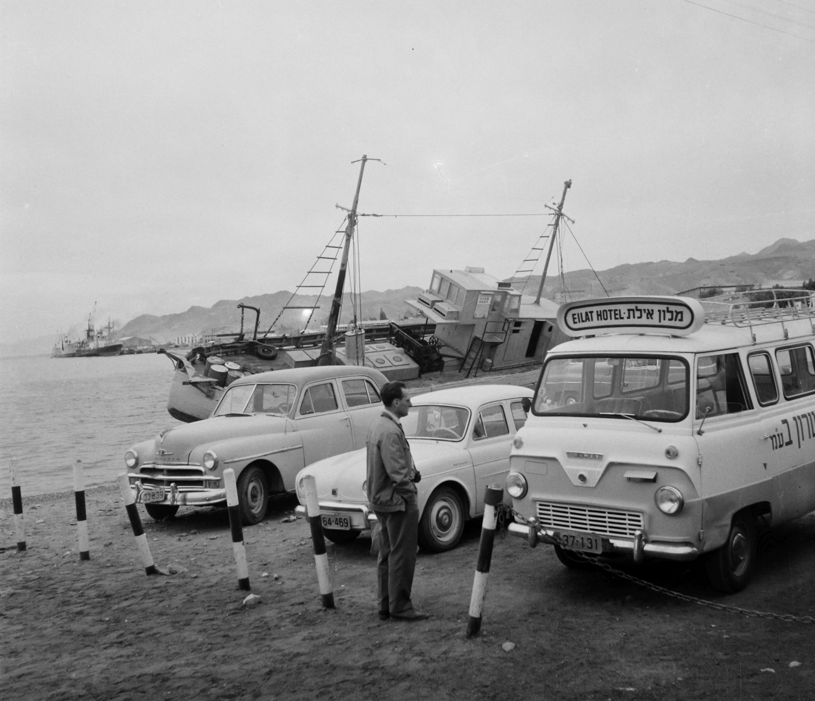 Israel, Eilat, tengerpart., 1964, Bauer Sándor, minivan, bilingual sign, Hebrew script, Fortepan #109349