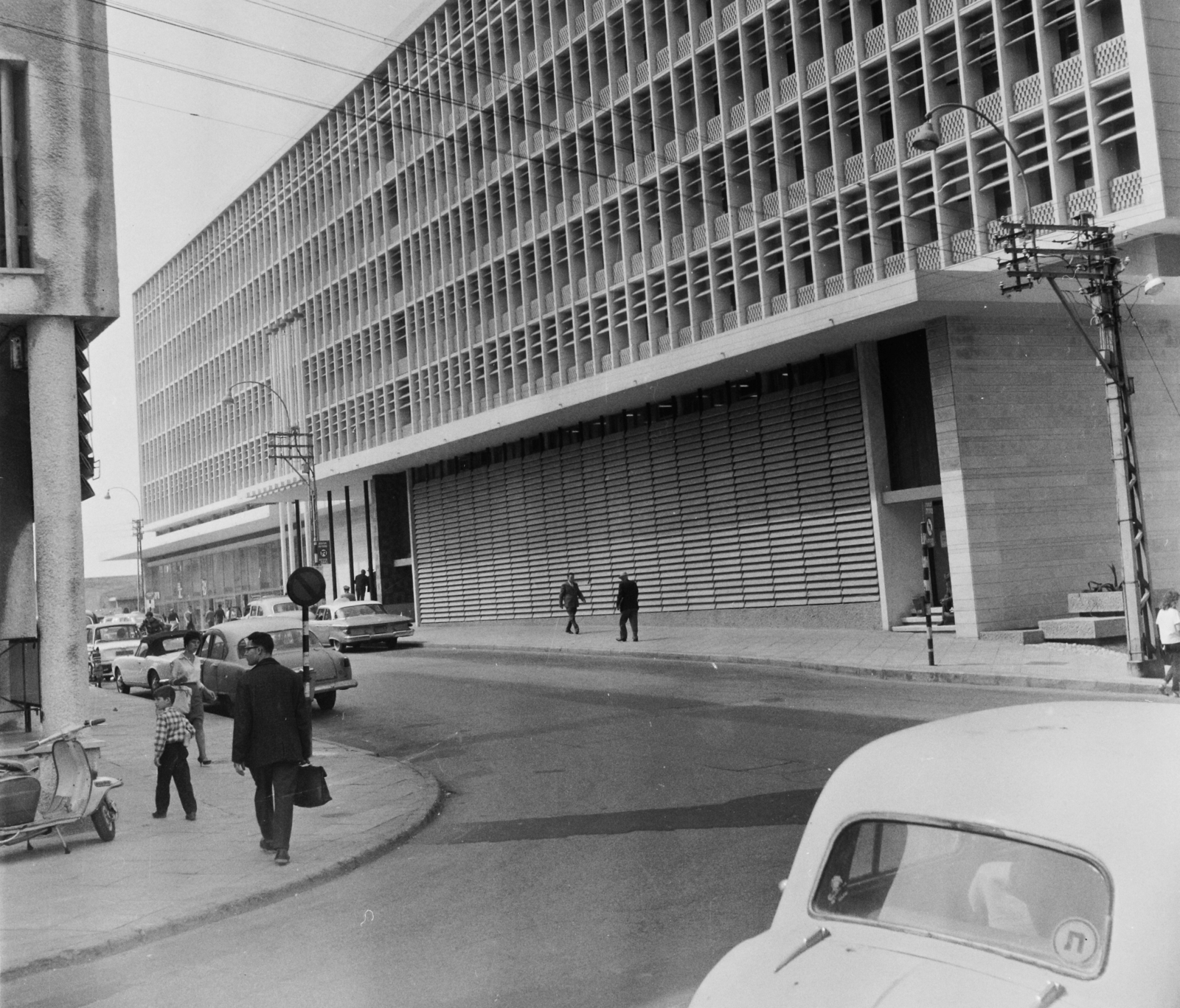 Israel, Tel Aviv-Yafo, HaYarkon utca a Frishman utca felől, szemben a Dan Hotel hátsó frontja., 1964, Bauer Sándor, Fortepan #109359